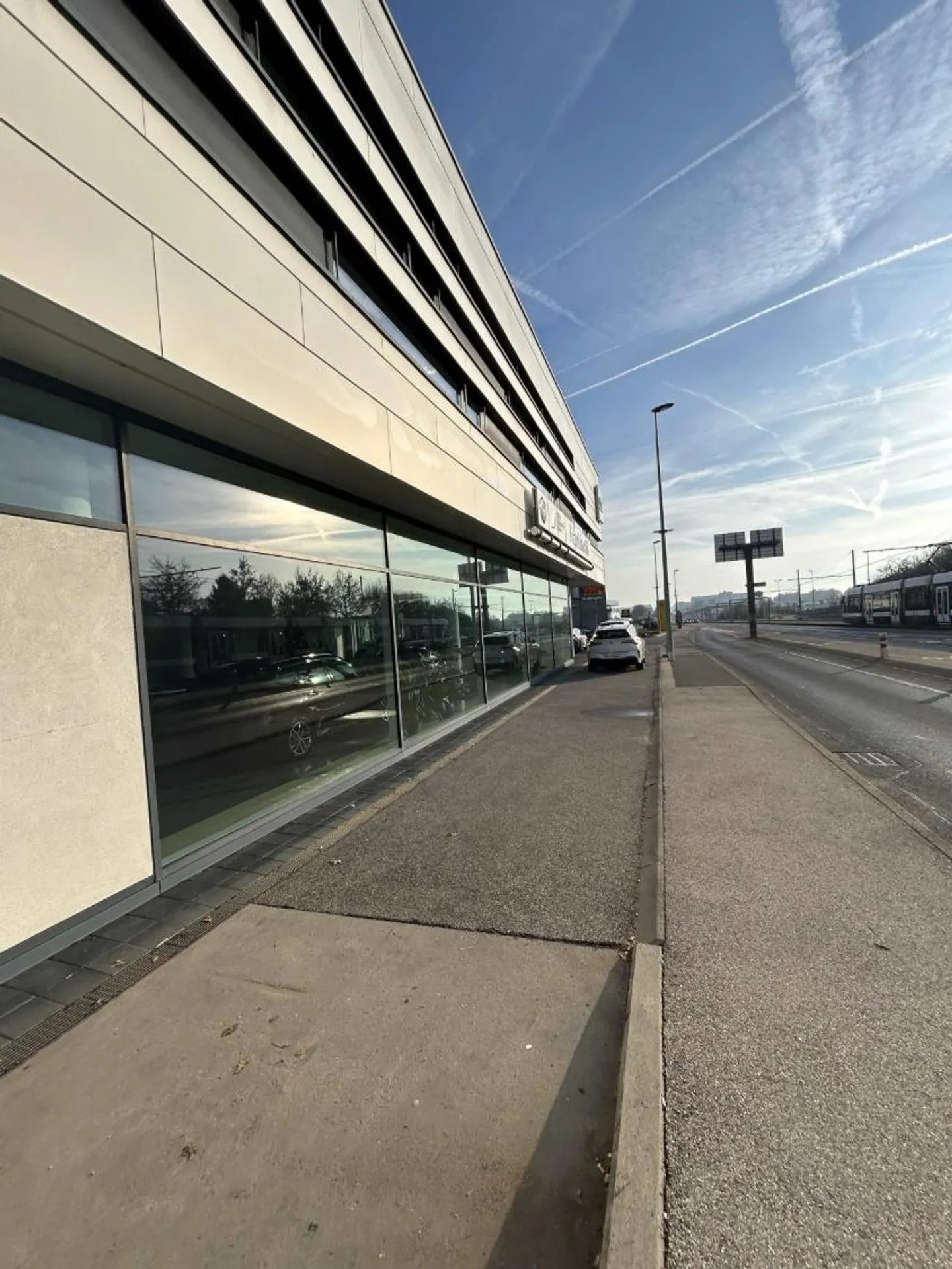 Showroom & Officine in Affitto – Meyrin – 3.000 m² – Visibilità Eccezionale & Parcheggi - Foto 2 di 9