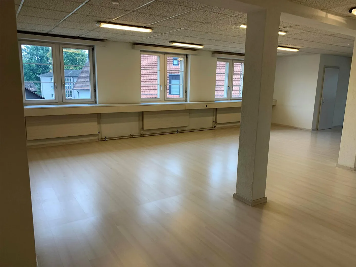 Espace commercial dans un emplacement central avec ascenseur à marchandises - Photo 2 sur 5