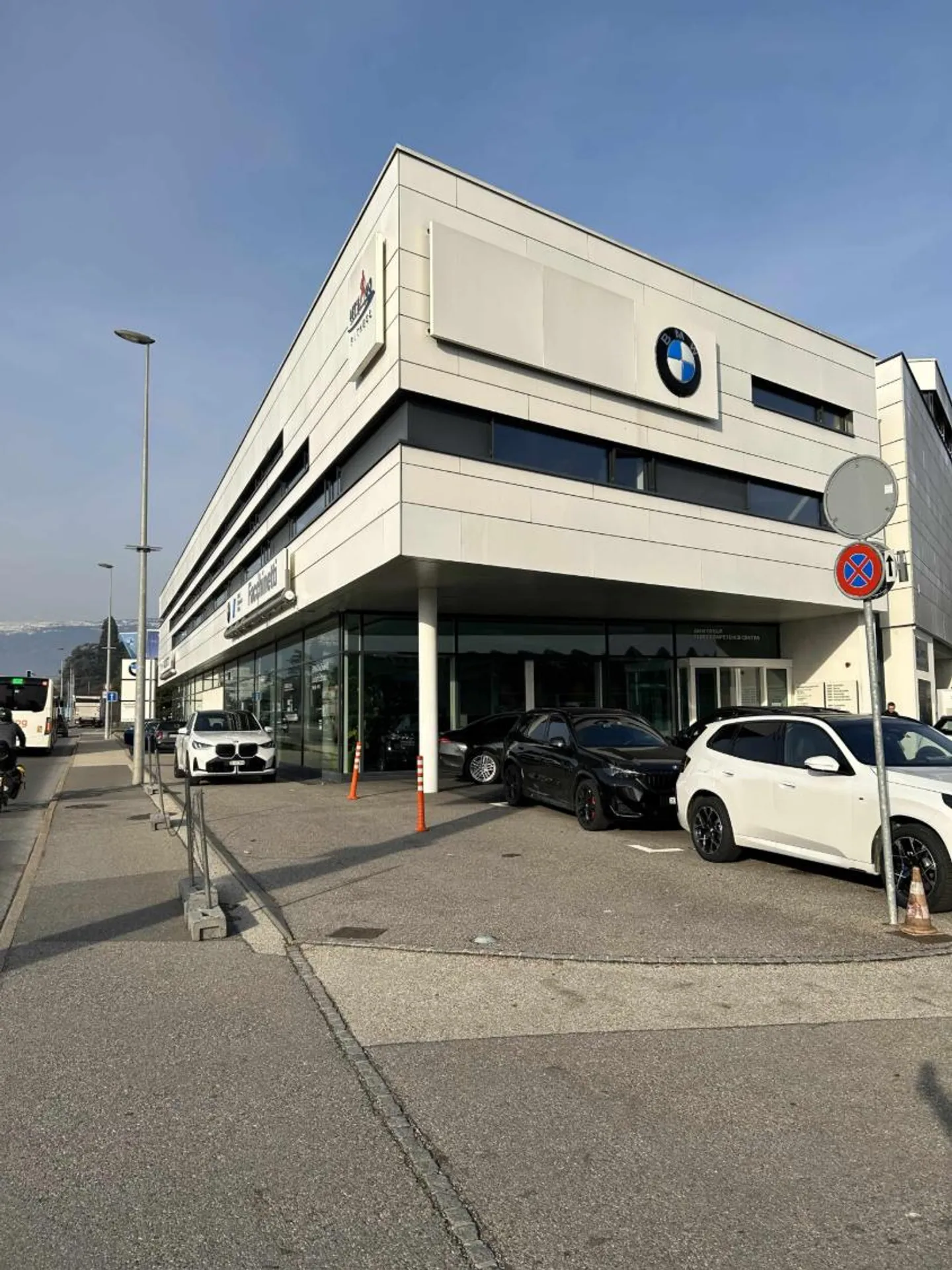 Showroom & Officine in Affitto – Meyrin – 3.000 m² – Visibilità Eccezionale & Parcheggi - Foto 3 di 9