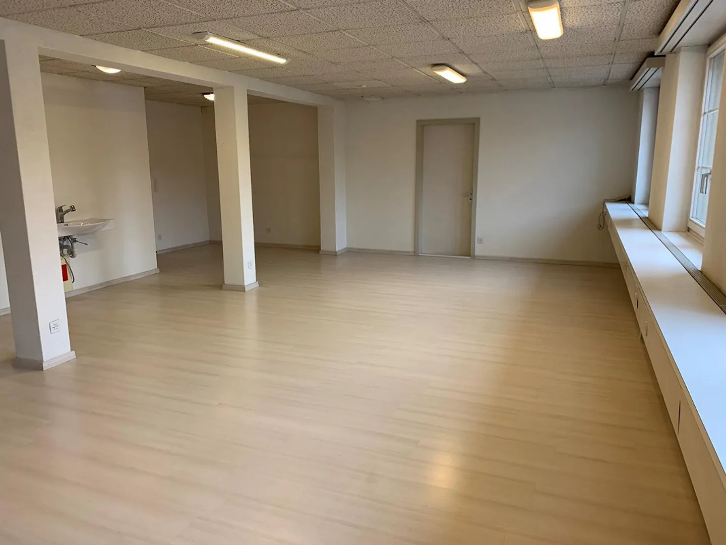 Espace commercial dans un emplacement central avec ascenseur à marchandises - Photo 3 sur 5