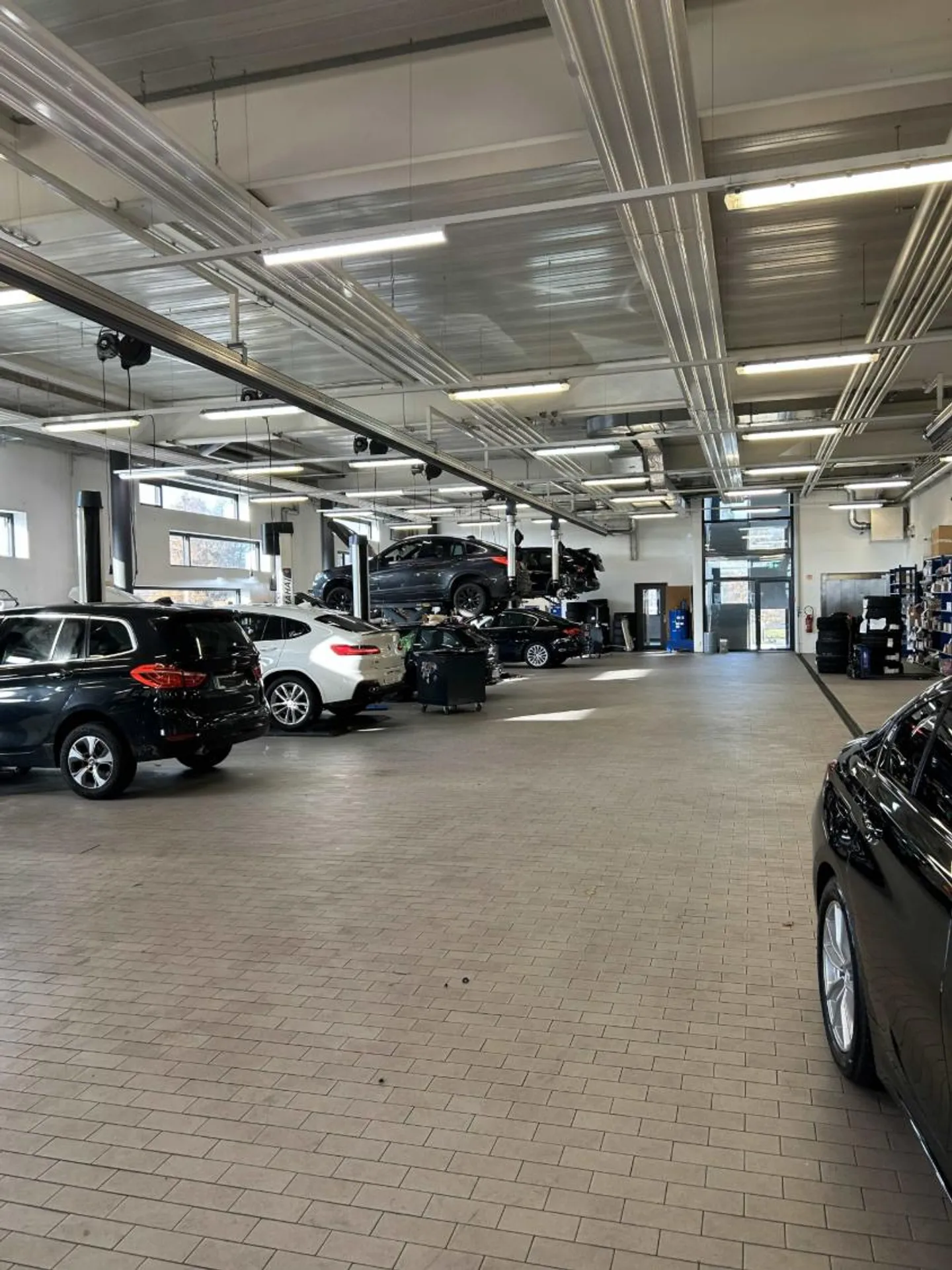 Showroom & Officine in Affitto – Meyrin – 3.000 m² – Visibilità Eccezionale & Parcheggi - Foto 4 di 9