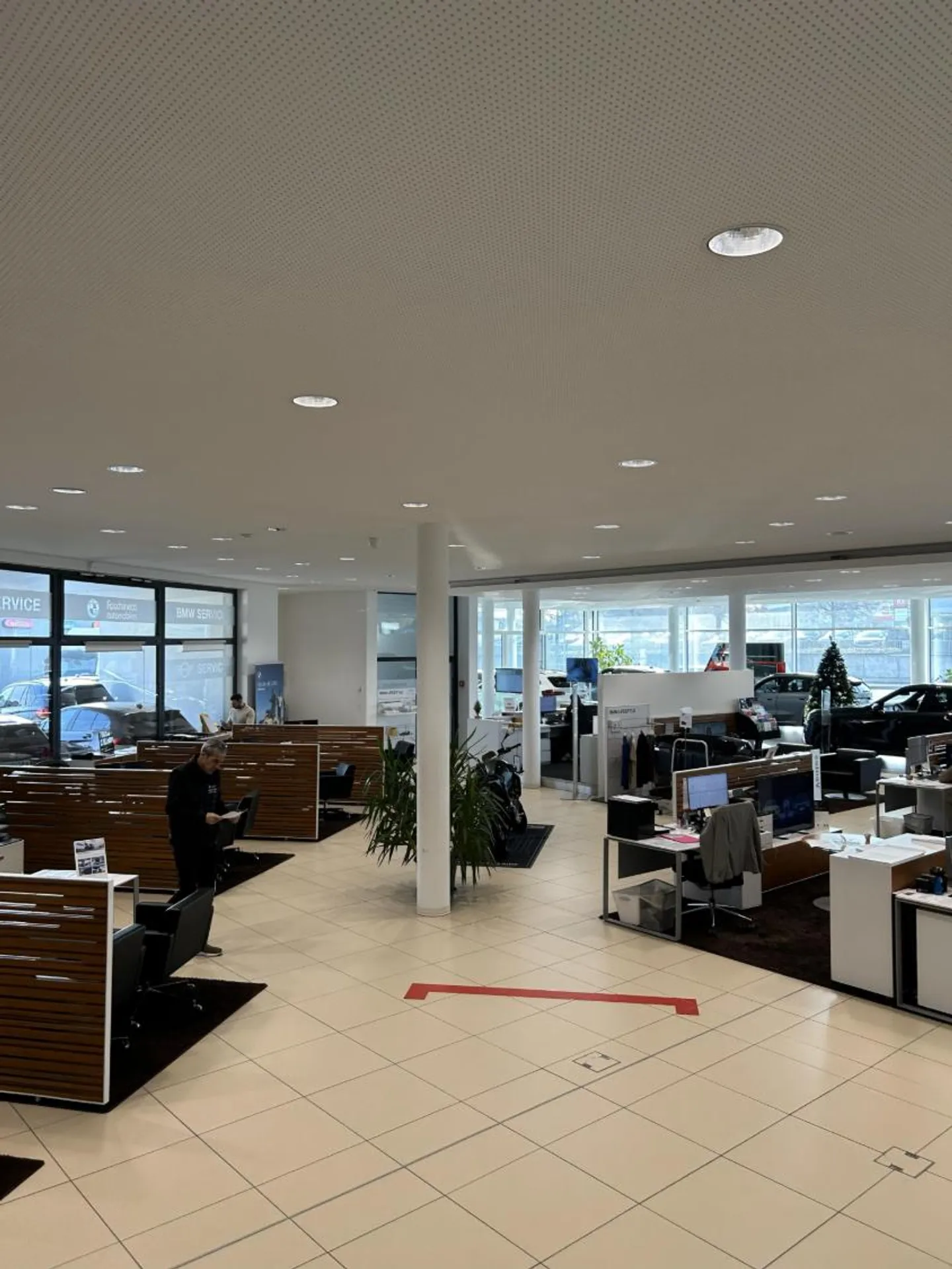 Showroom & Officine in Affitto – Meyrin – 3.000 m² – Visibilità Eccezionale & Parcheggi - Foto 5 di 9