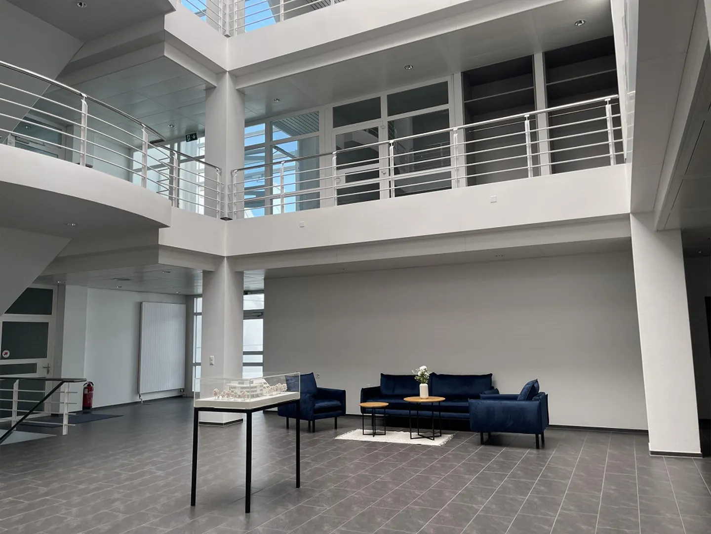 Grandi Uffici o Spazi Commerciali Luminosi - Posizione Comoda - Foto 3 di 5