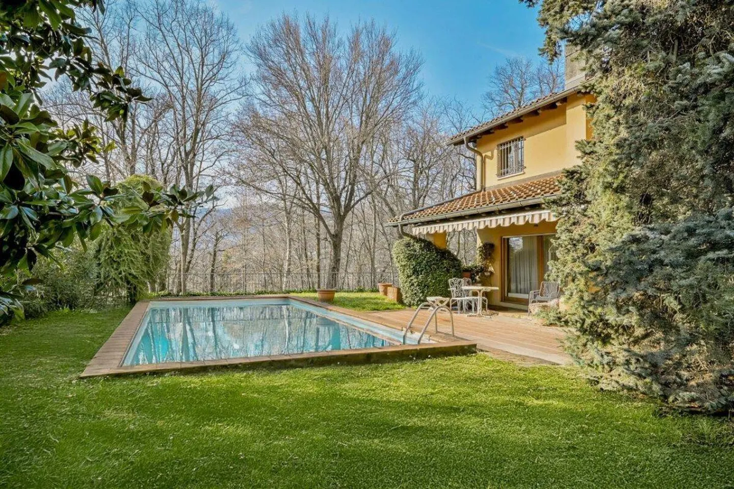 Prestigeträchtige Villa mit Pool in exklusiver Lage - Foto 2 von 18