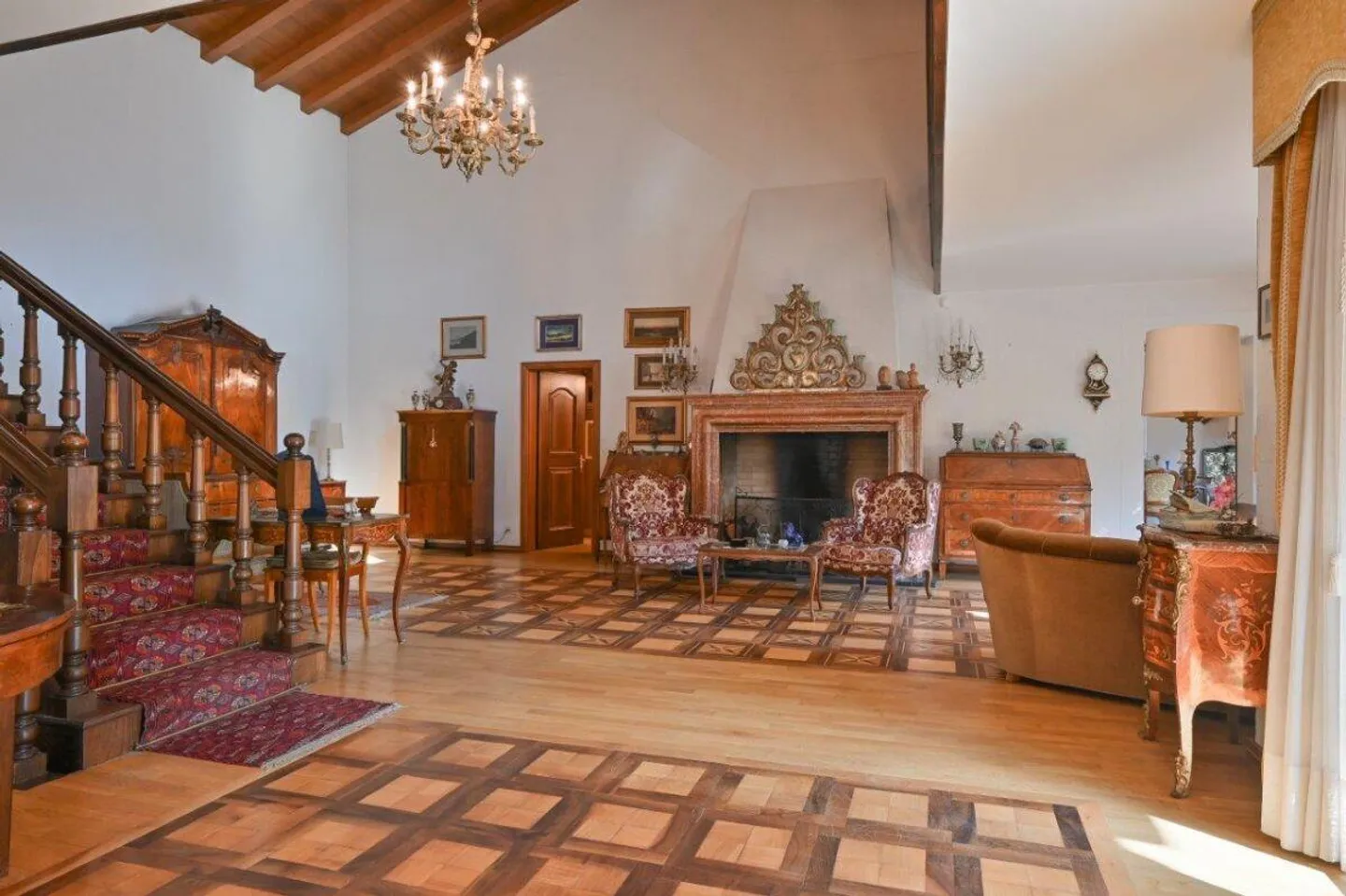 Prestigeträchtige Villa mit Pool in exklusiver Lage - Foto 4 von 18