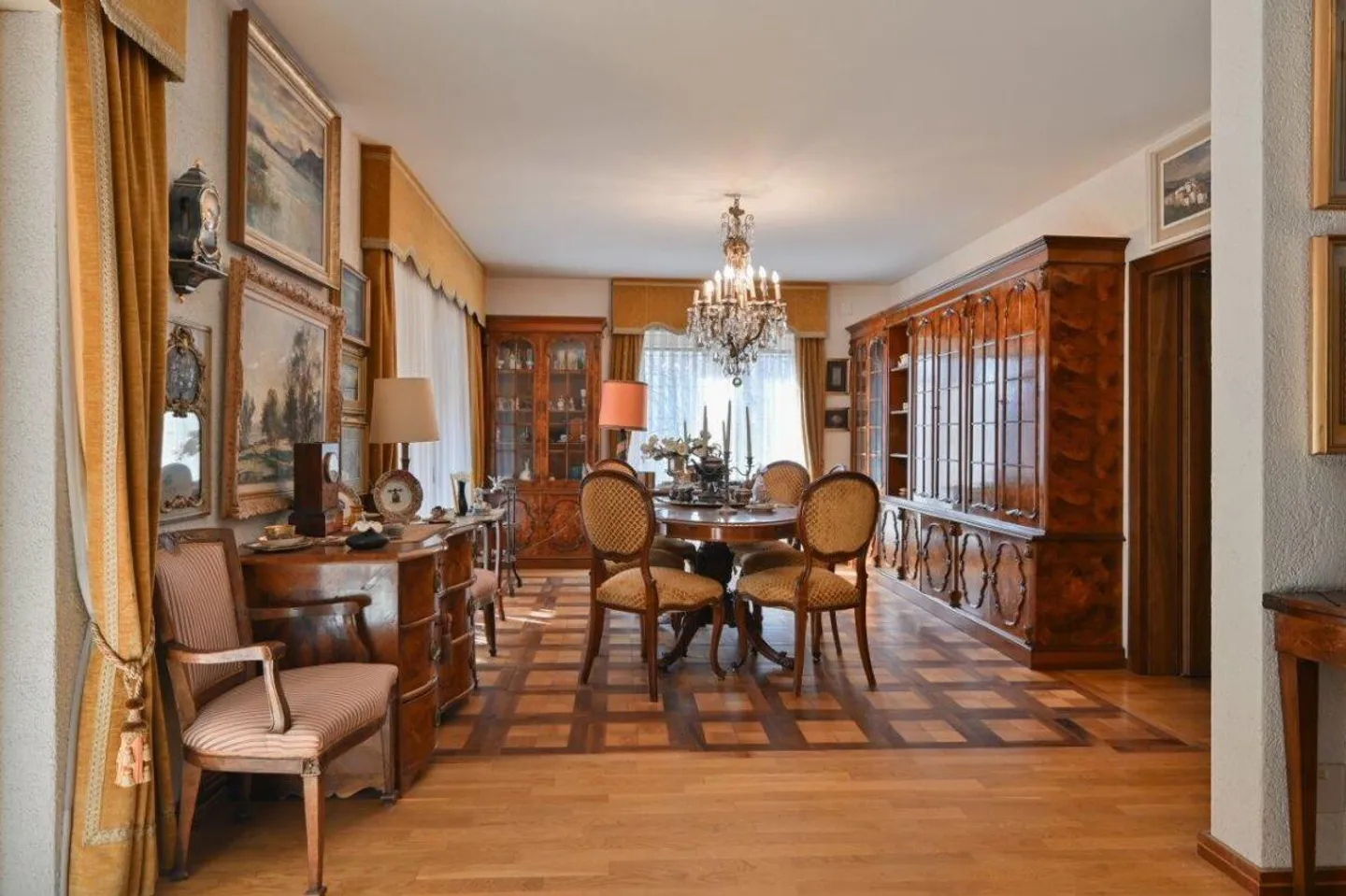 Prestigeträchtige Villa mit Pool in exklusiver Lage - Foto 5 von 18