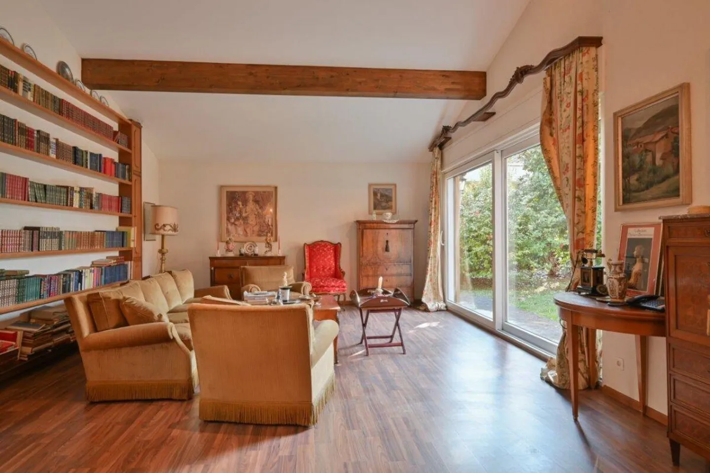 Prestigeträchtige Villa mit Pool in exklusiver Lage - Foto 8 von 18