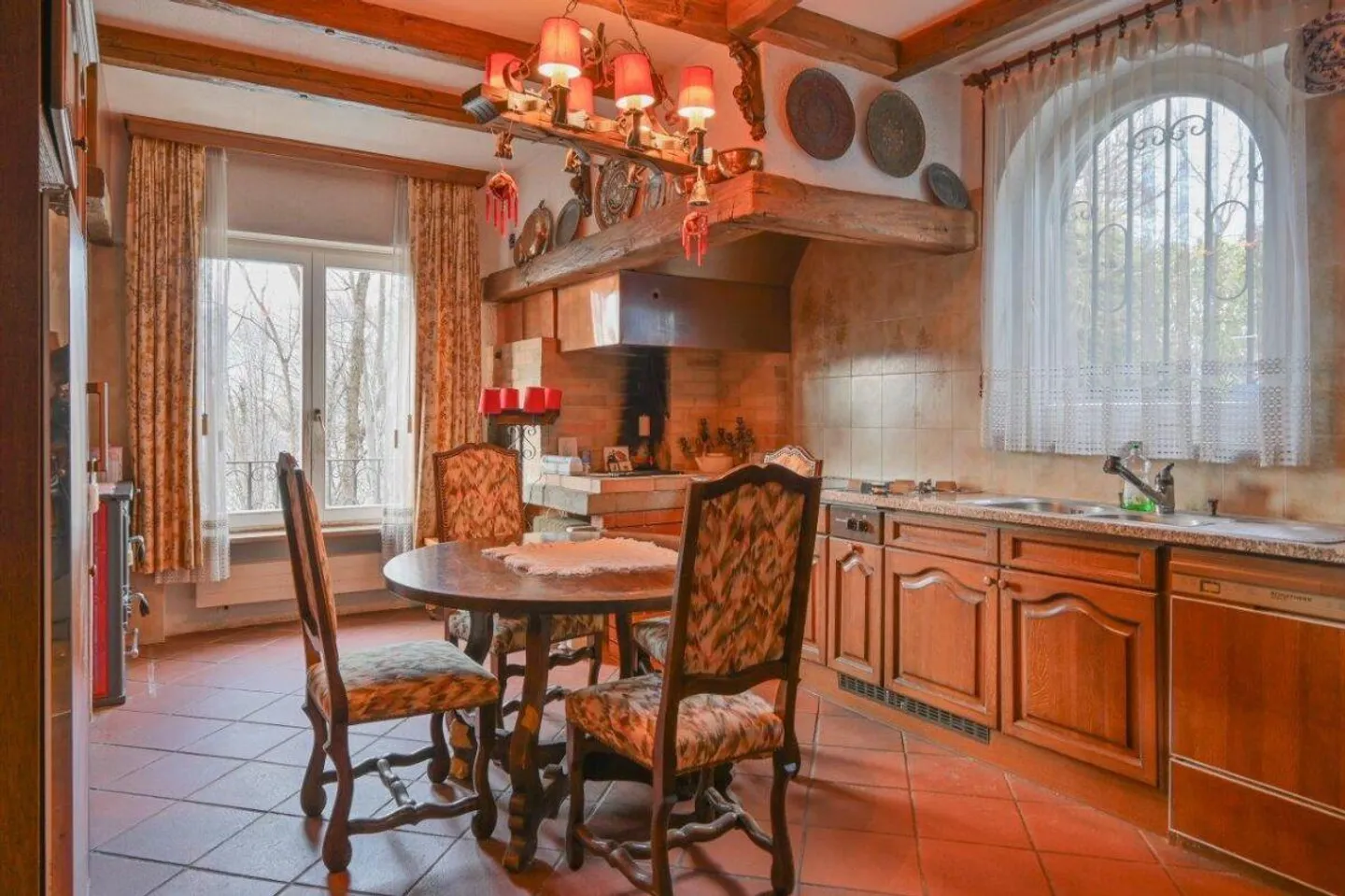 Prestigeträchtige Villa mit Pool in exklusiver Lage - Foto 9 von 18