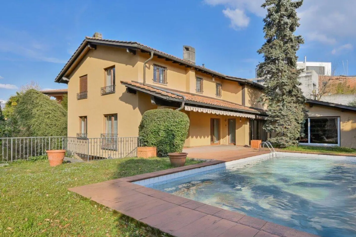 Prestigeträchtige Villa mit Pool in exklusiver Lage - Foto 1 von 18