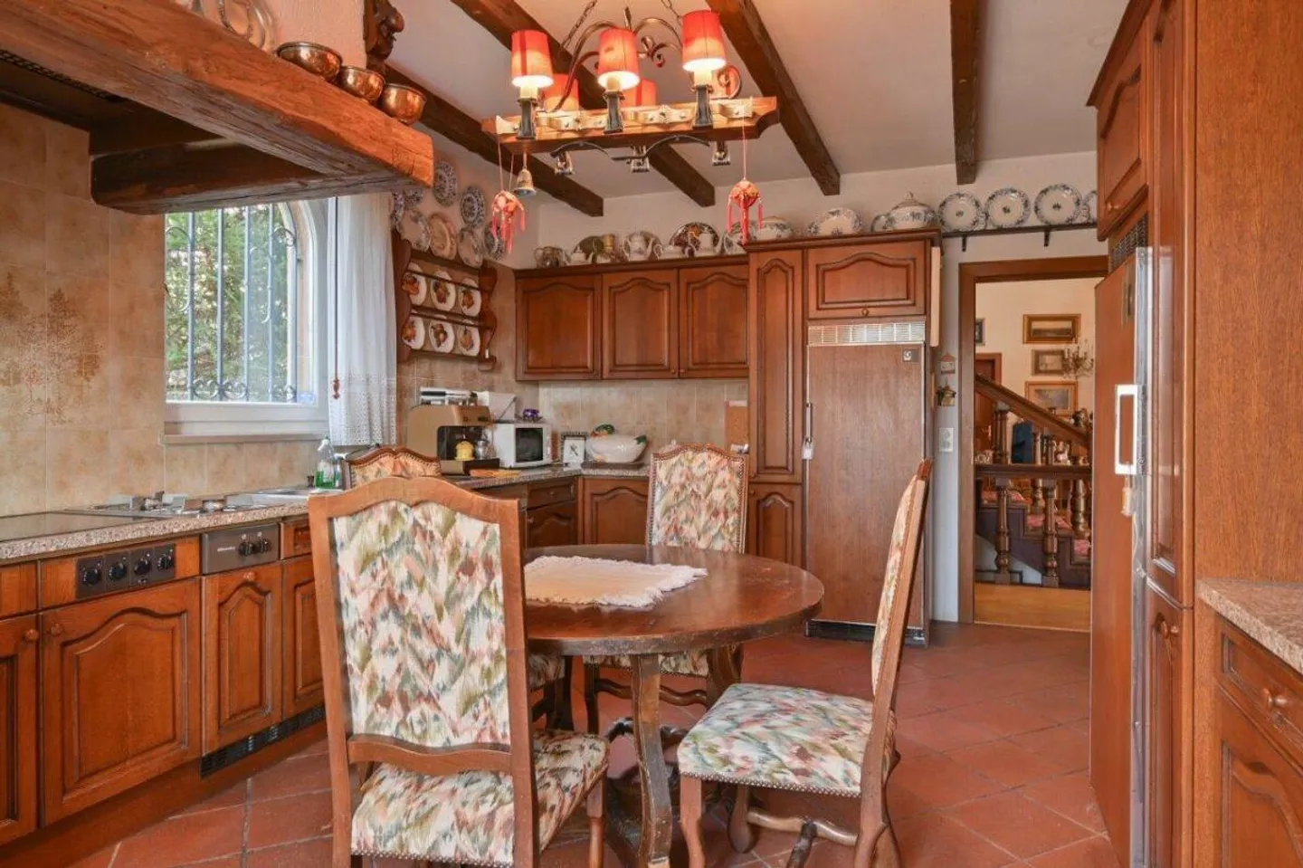 Prestigeträchtige Villa mit Pool in exklusiver Lage - Foto 10 von 18