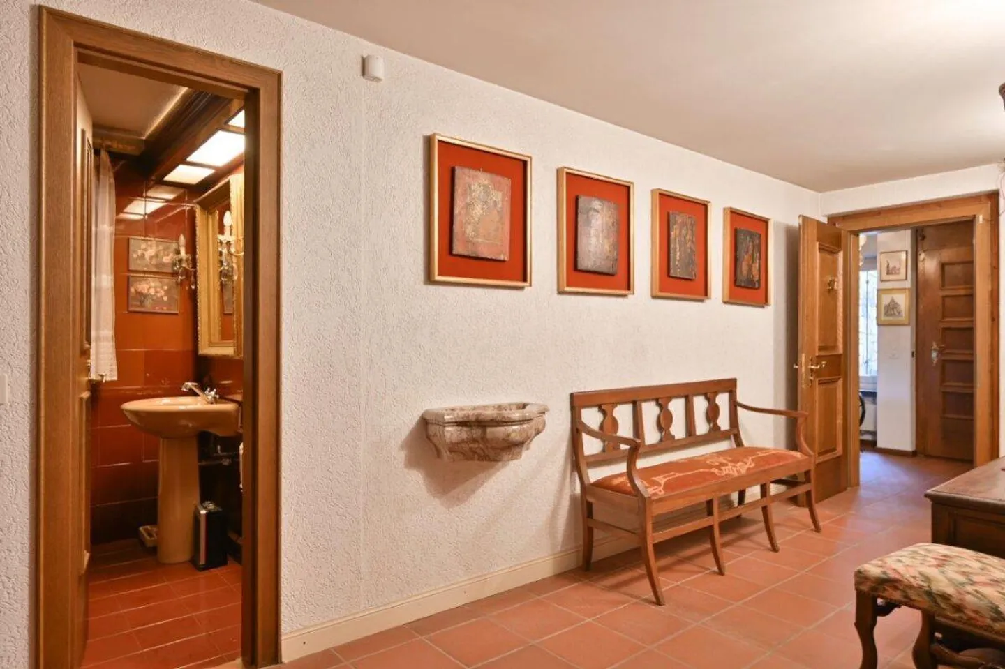 Prestigeträchtige Villa mit Pool in exklusiver Lage - Foto 12 von 18