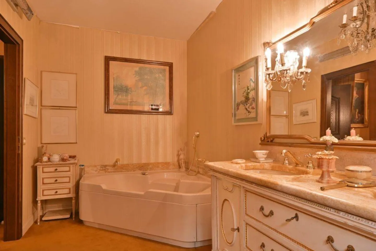 Prestigeträchtige Villa mit Pool in exklusiver Lage - Foto 16 von 18