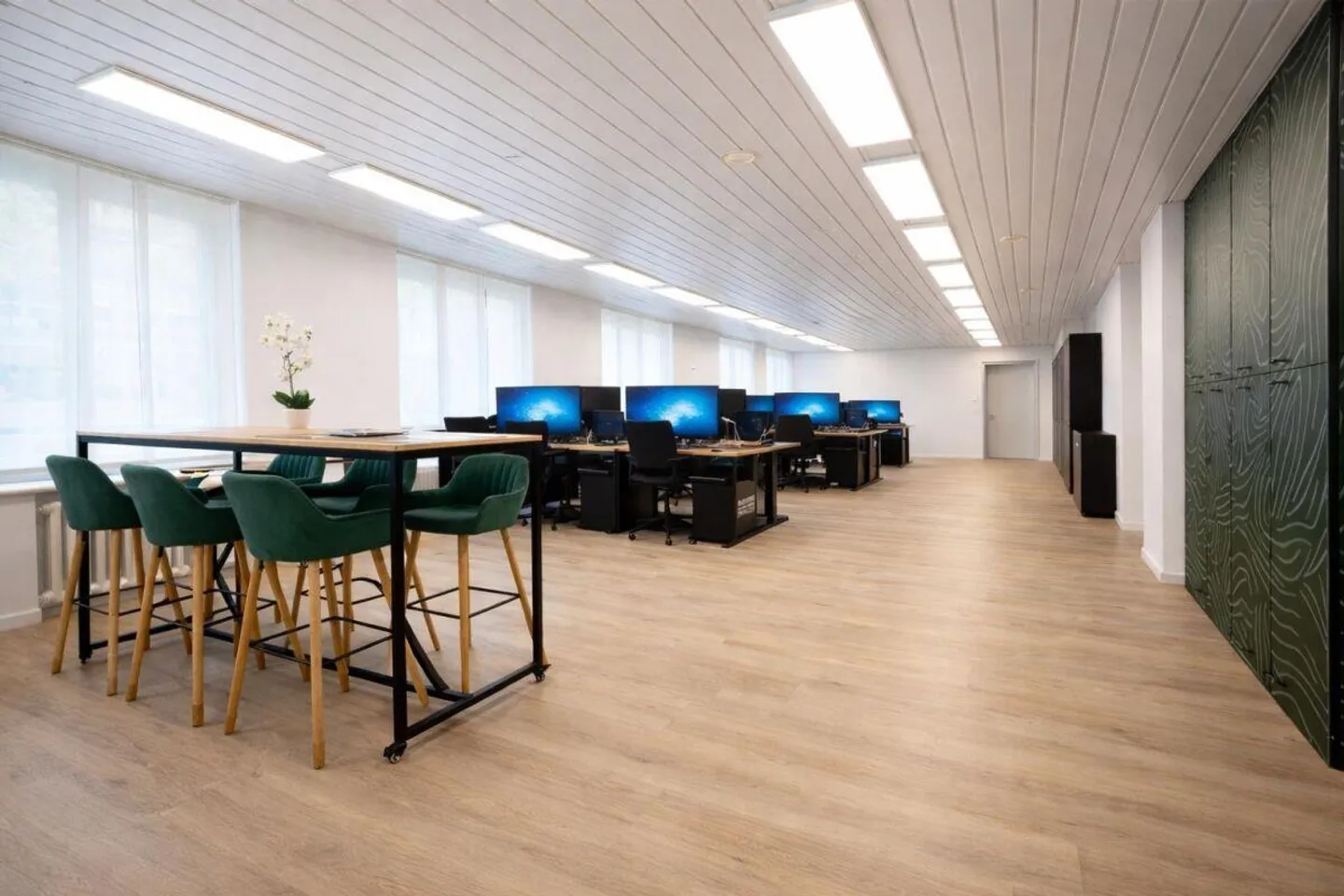 189 m² Renovated Office on the Lakefront – 1 min from the FFS Station - Photo 1 of 2