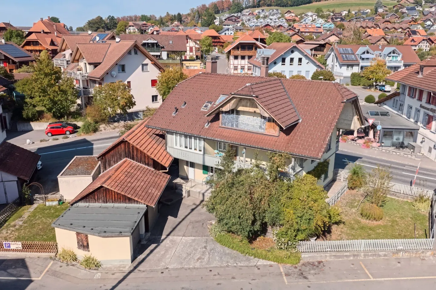 Casa plurifamiliare con 3 appartamenti e spazio commerciale vicino alla stazione - Dorfstrasse 15 + 15a, Seftigen - Foto 1 di 12
