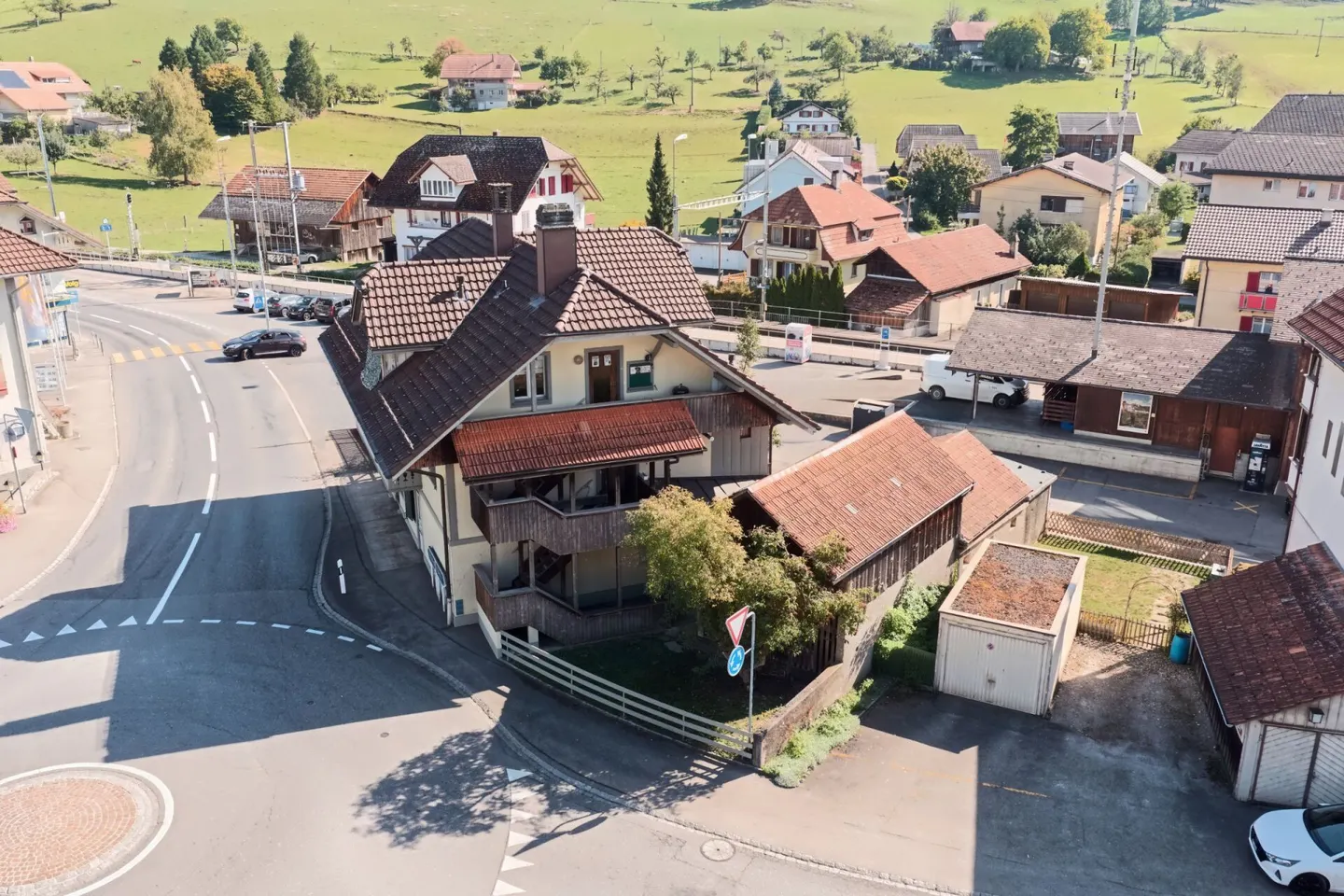 Casa plurifamiliare con 3 appartamenti e spazio commerciale vicino alla stazione - Dorfstrasse 15 + 15a, Seftigen - Foto 4 di 12