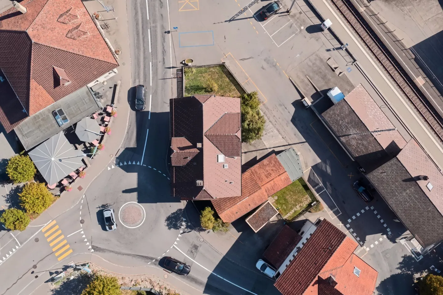 Casa plurifamiliare con 3 appartamenti e spazio commerciale vicino alla stazione - Dorfstrasse 15 + 15a, Seftigen - Foto 5 di 12