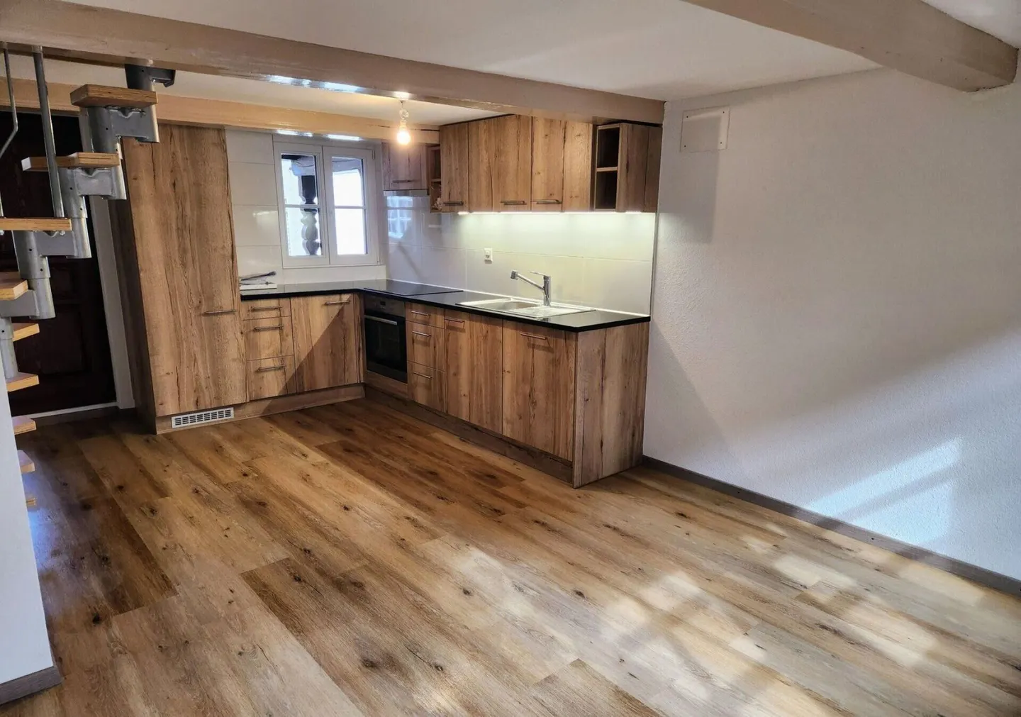 Casa plurifamiliare con 3 appartamenti e spazio commerciale vicino alla stazione - Dorfstrasse 15 + 15a, Seftigen - Foto 7 di 12
