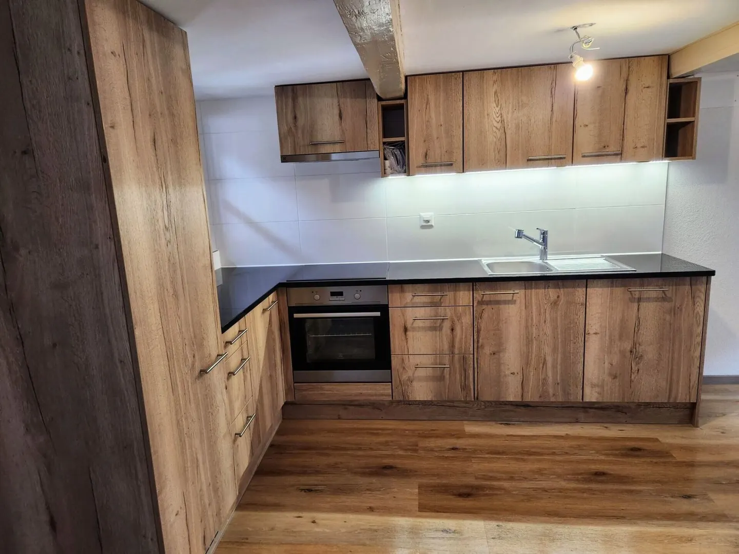 Casa plurifamiliare con 3 appartamenti e spazio commerciale vicino alla stazione - Dorfstrasse 15 + 15a, Seftigen - Foto 8 di 12