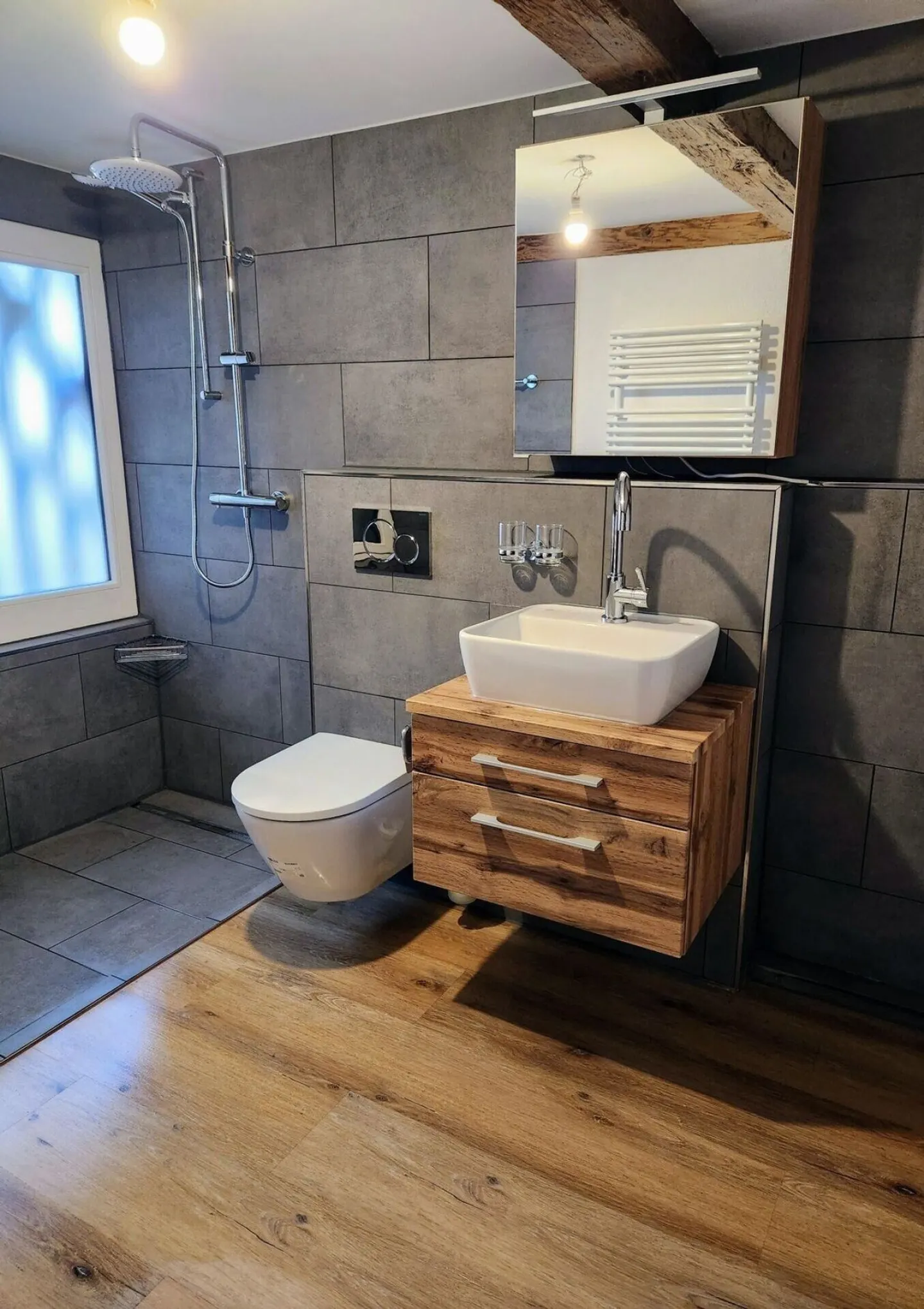 Casa plurifamiliare con 3 appartamenti e spazio commerciale vicino alla stazione - Dorfstrasse 15 + 15a, Seftigen - Foto 9 di 12
