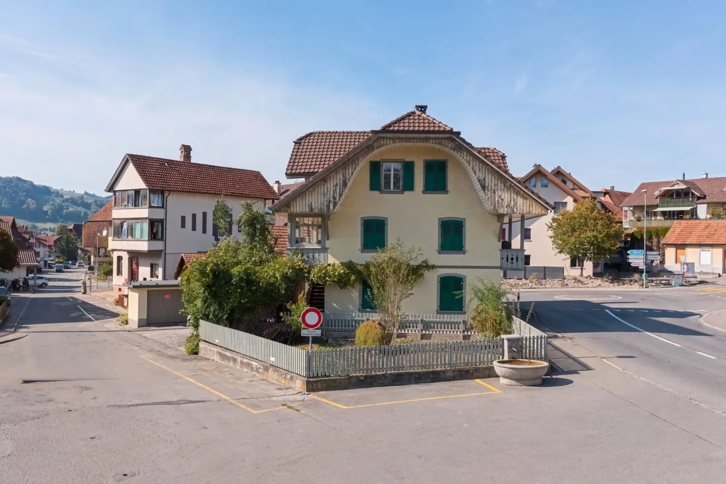 Casa plurifamiliare con 3 appartamenti e spazio commerciale vicino alla stazione - Dorfstrasse 15 + 15a, Seftigen - Foto 3 di 12