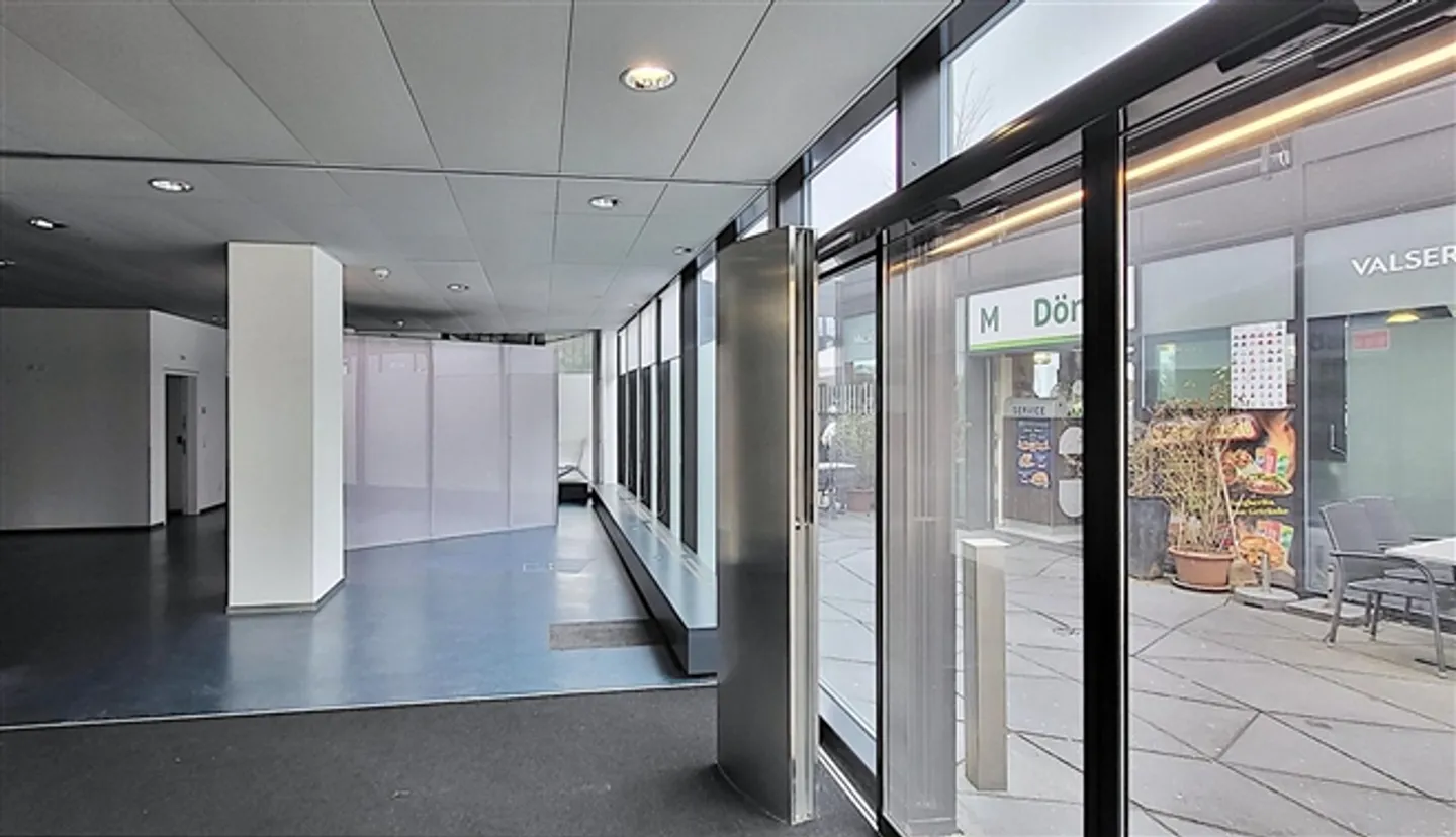 Espace de vente/service au rez-de-chaussée - 312 m2 à Wetzikon - Photo 1 sur 8