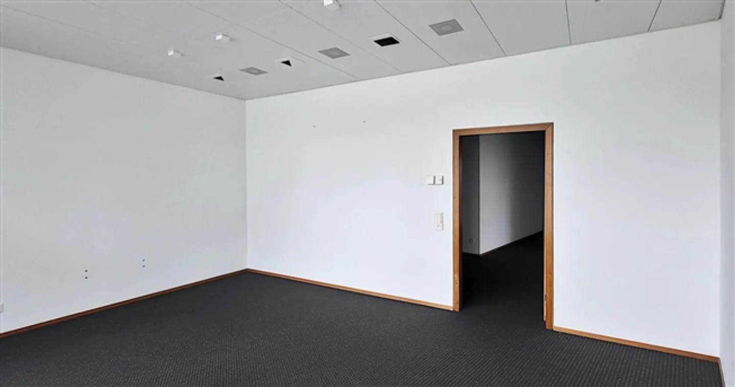 Espace de vente/service au rez-de-chaussée - 312 m2 à Wetzikon - Photo 4 sur 8