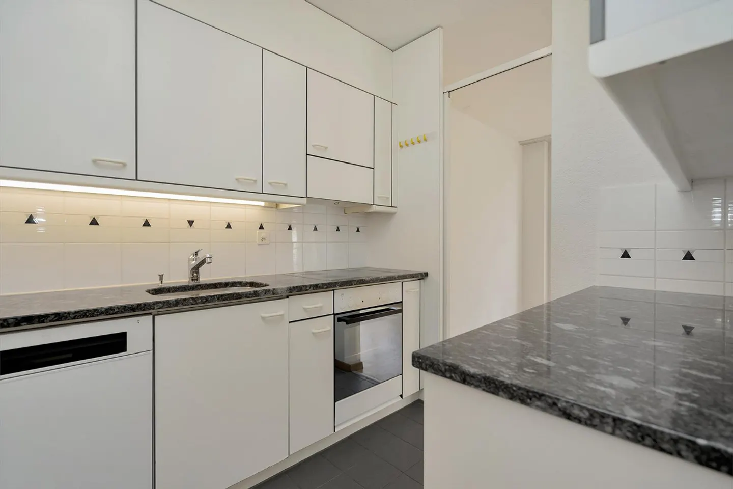 Charming Maisonette Apartment in Central Location in Bern - Photo 3 of 13