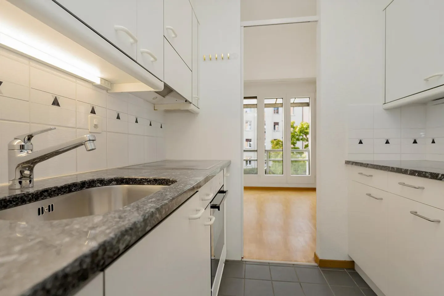 Charming Maisonette Apartment in Central Location in Bern - Photo 4 of 13