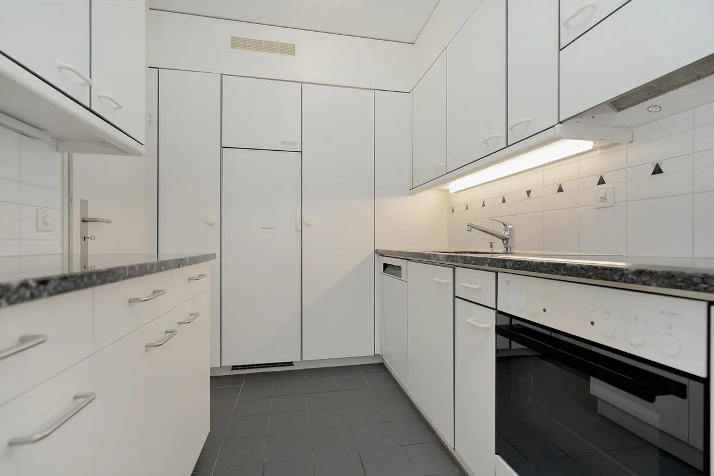 Charming Maisonette Apartment in Central Location in Bern - Photo 2 of 13