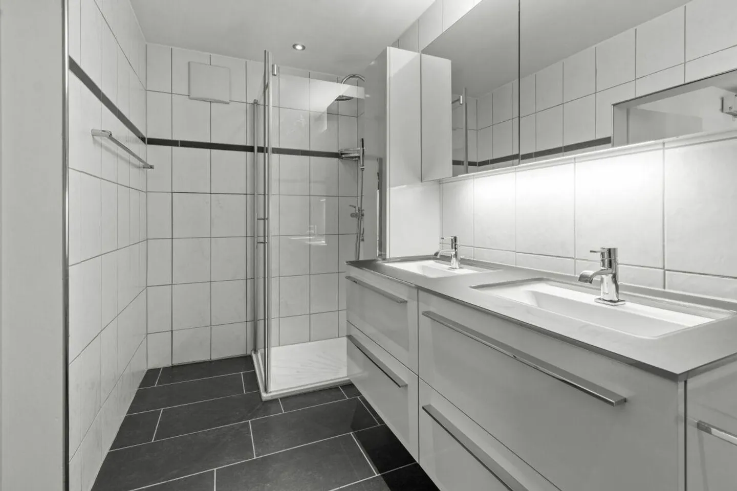 Appartement de 3 pièces dans un ancien bâtiment situé au centre - Photo 5 sur 12