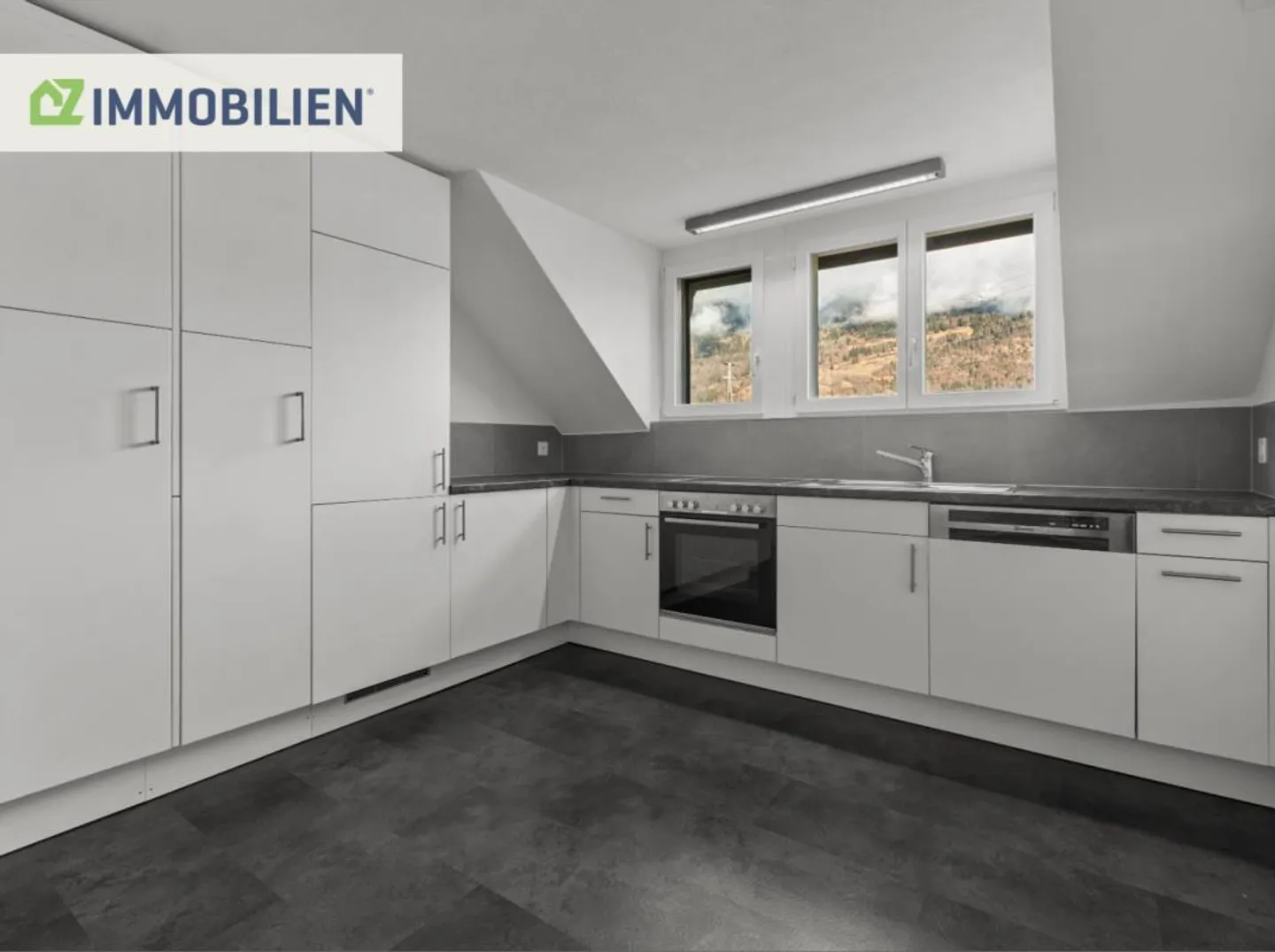 Appartement de 3 pièces dans un ancien bâtiment situé au centre - Photo 1 sur 12