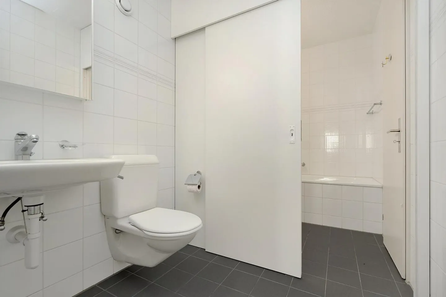 Charming Maisonette Apartment in Central Location in Bern - Photo 10 of 13