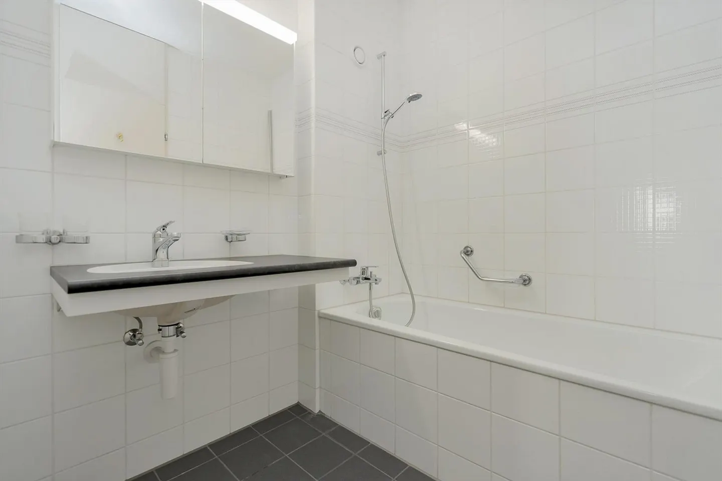 Charming Maisonette Apartment in Central Location in Bern - Photo 11 of 13