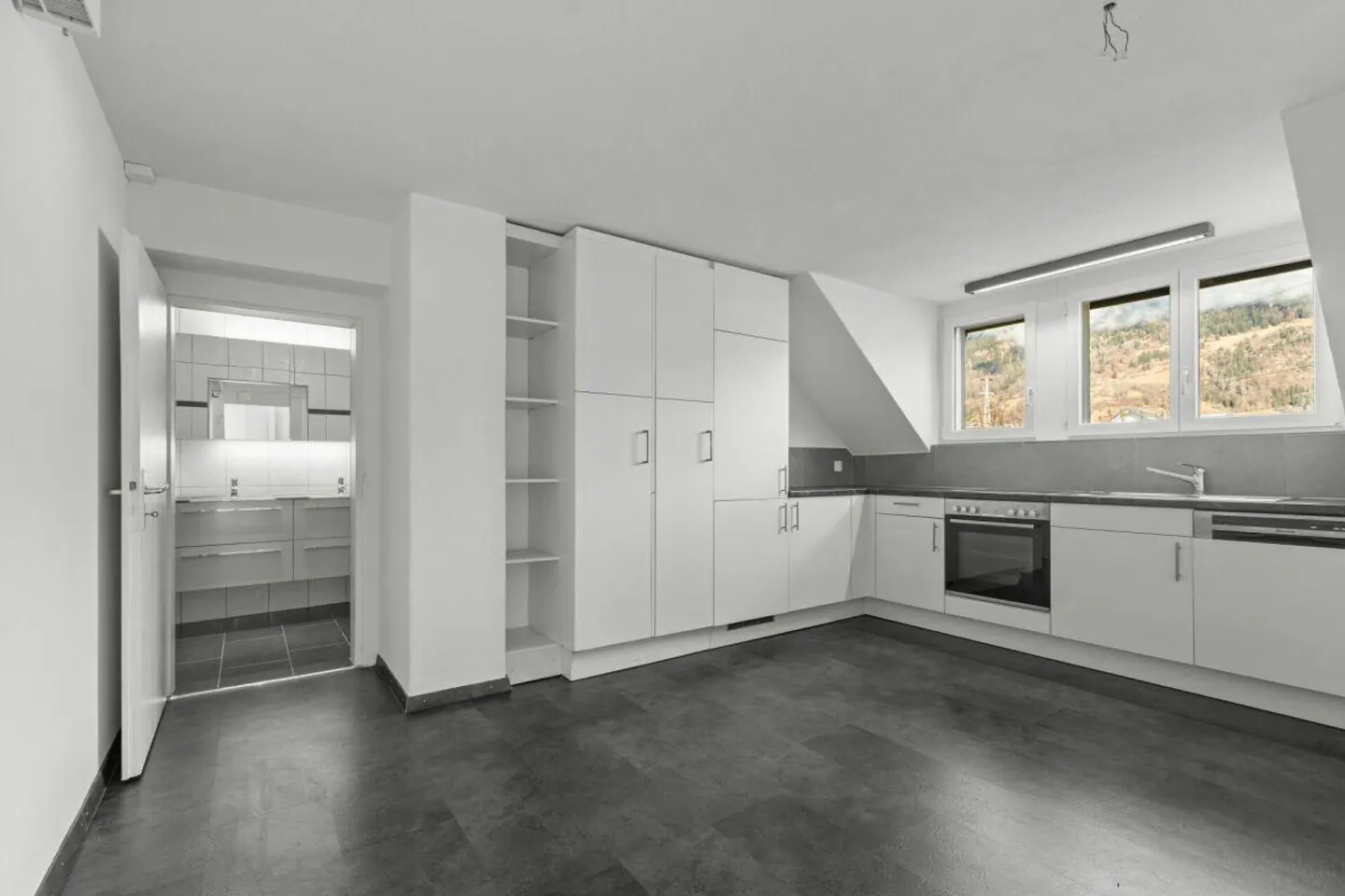 Appartement de 3 pièces dans un ancien bâtiment situé au centre - Photo 2 sur 12