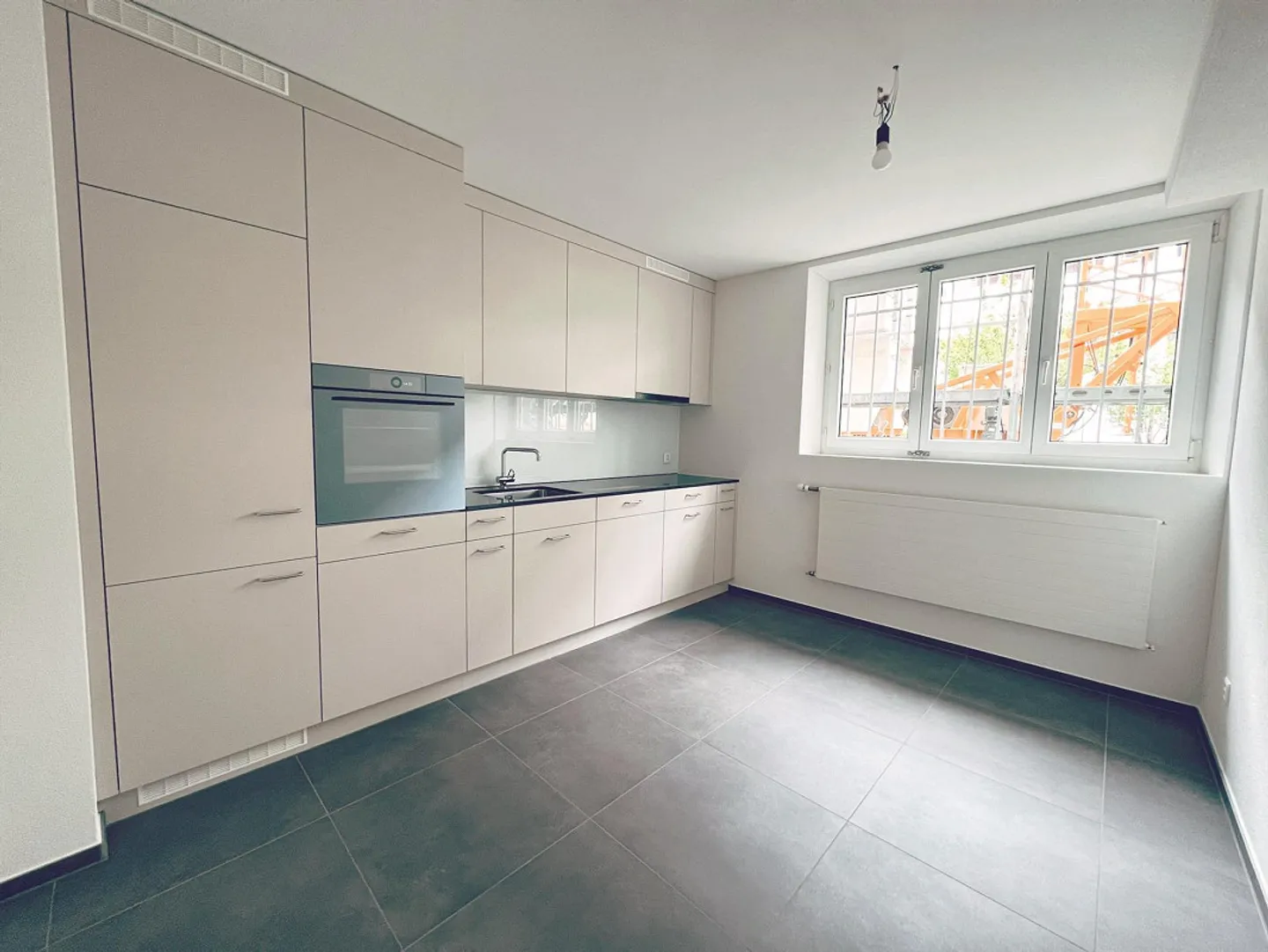 SPACIOUS APARTMENT WITH CHARM & SUNSHINE - Photo 3 of 10
