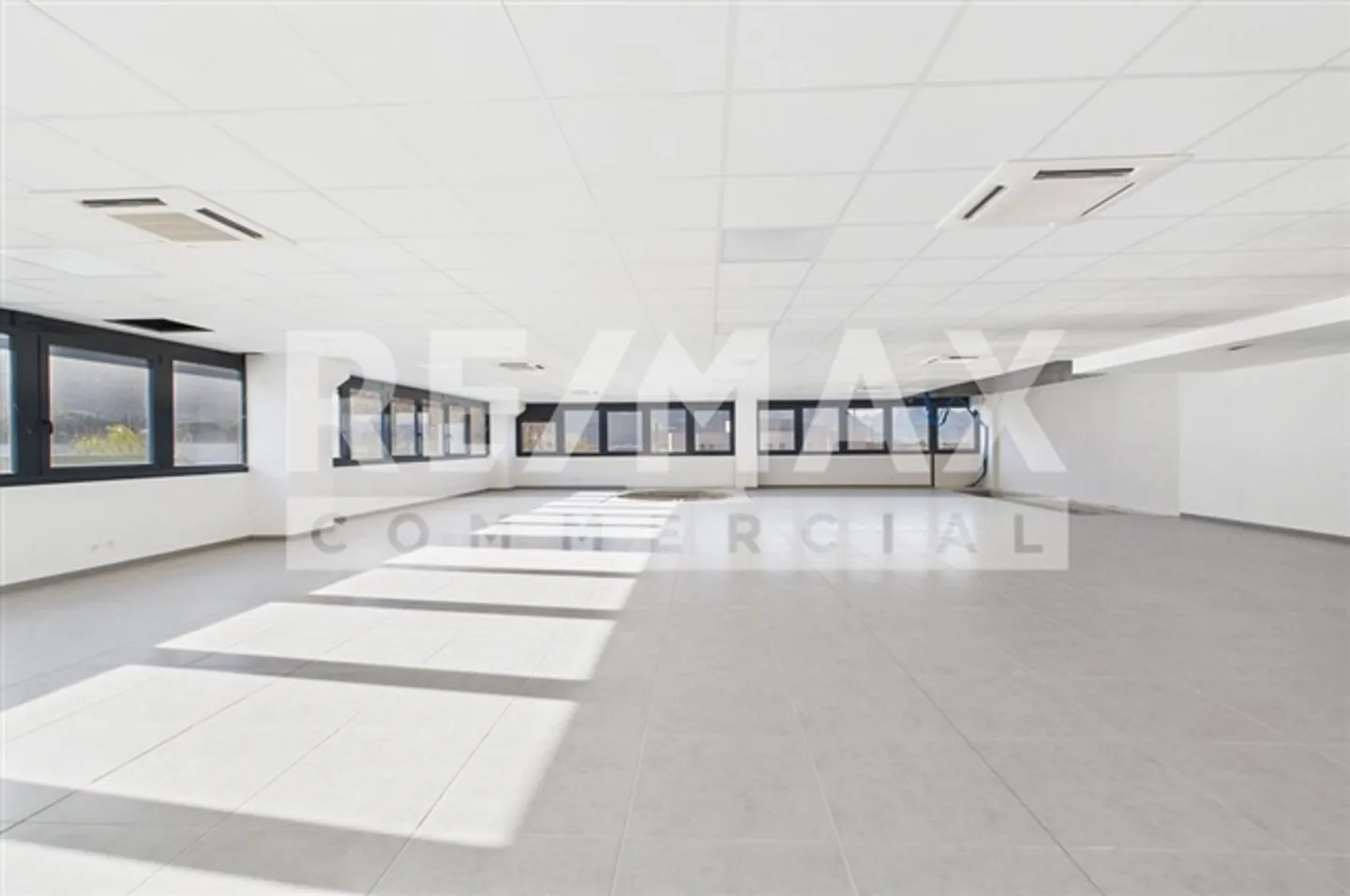 Espace de Bureau Moderne - Photo 1 sur 13