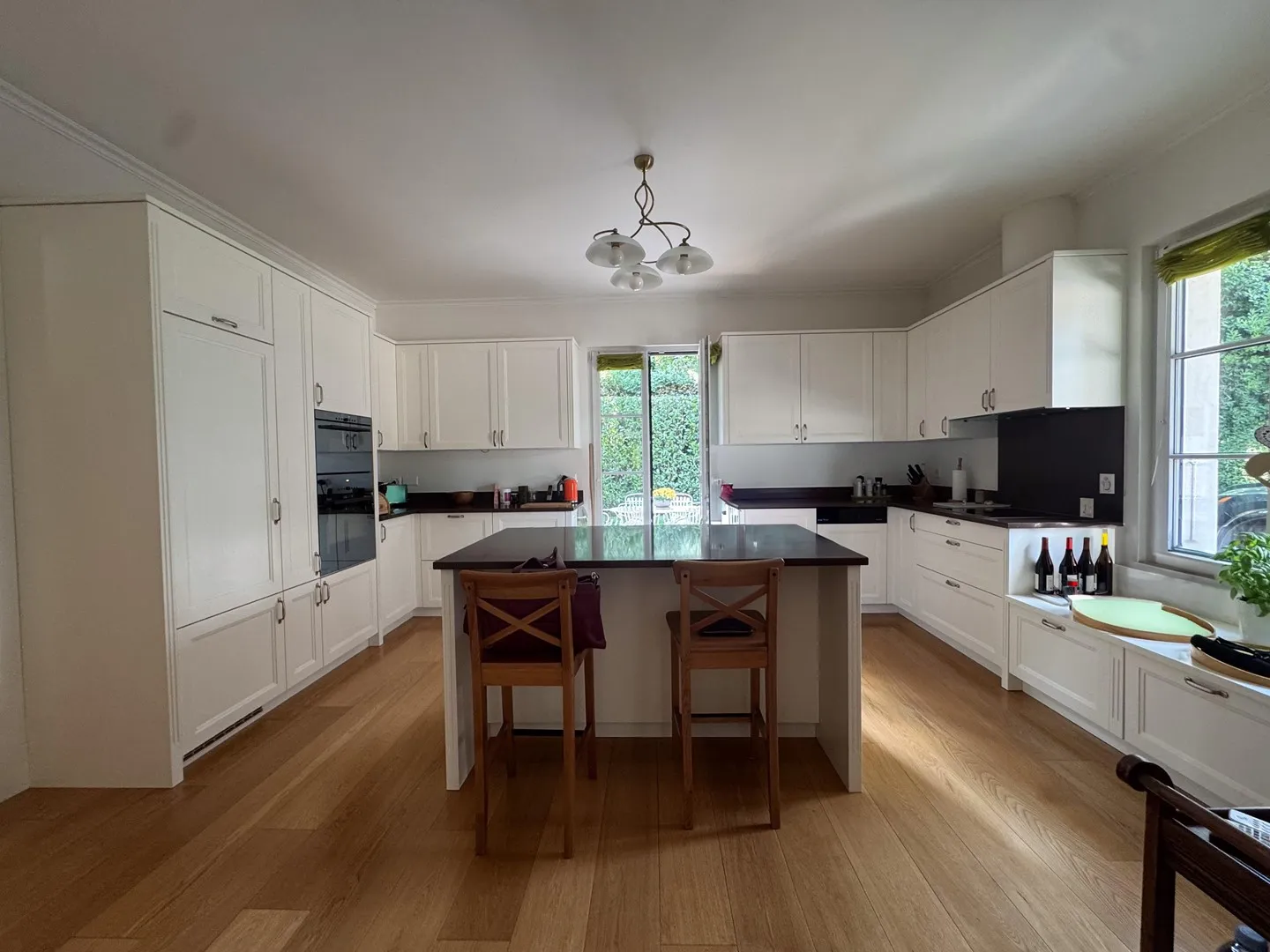 Elegant Lakeside Villa - Photo 5 of 8