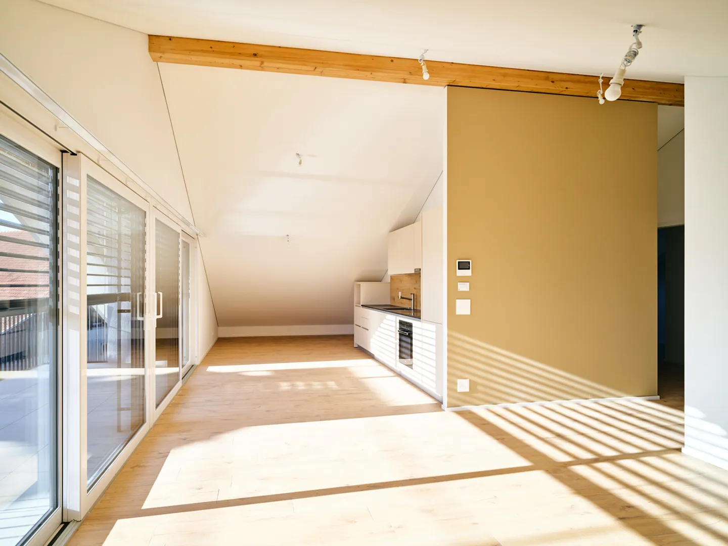 Luxurious 3.5-room attic apartment with large glass front on protected balcony - Photo 1 of 5