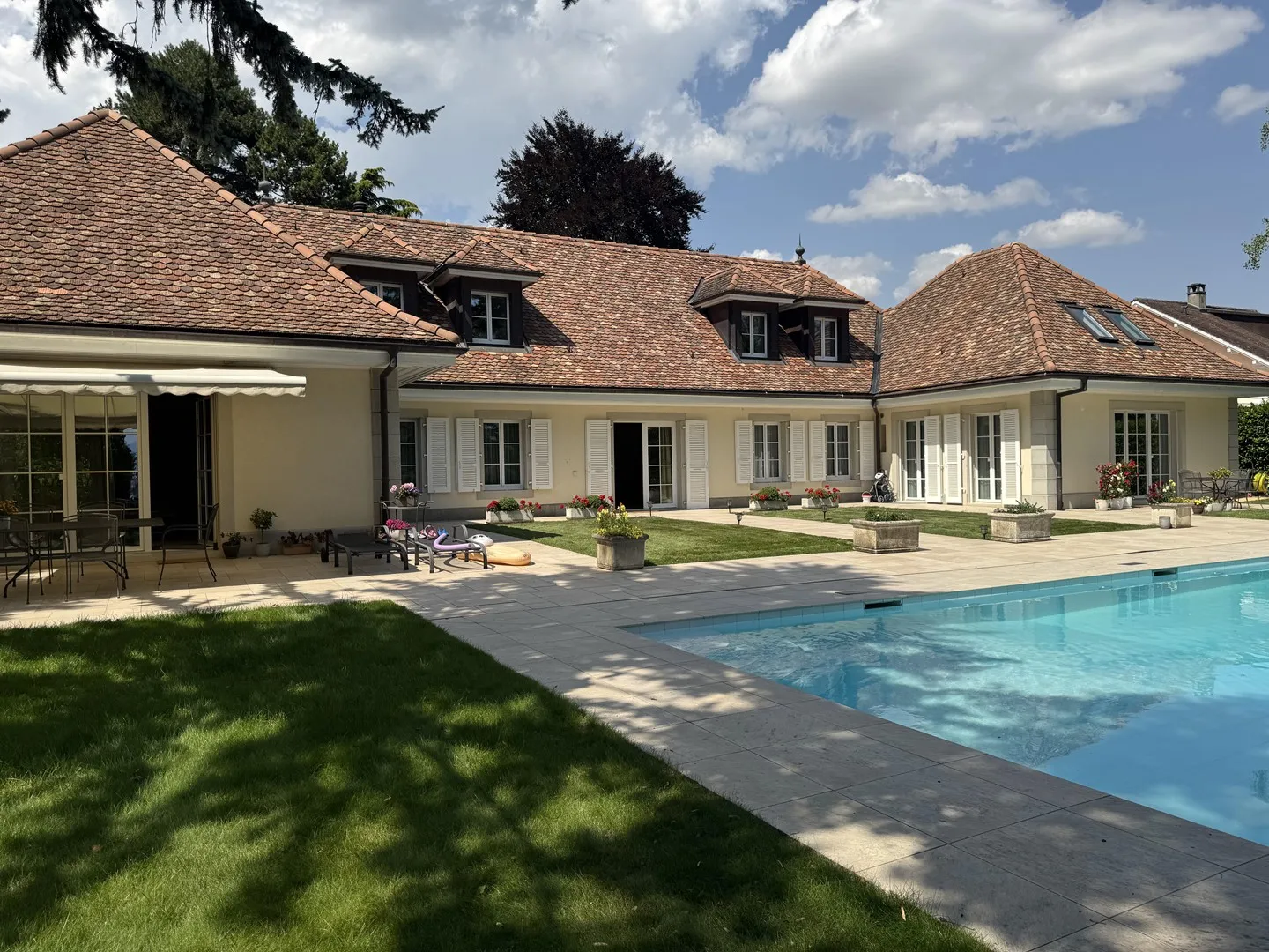 Elegant Lakeside Villa - Photo 4 of 8