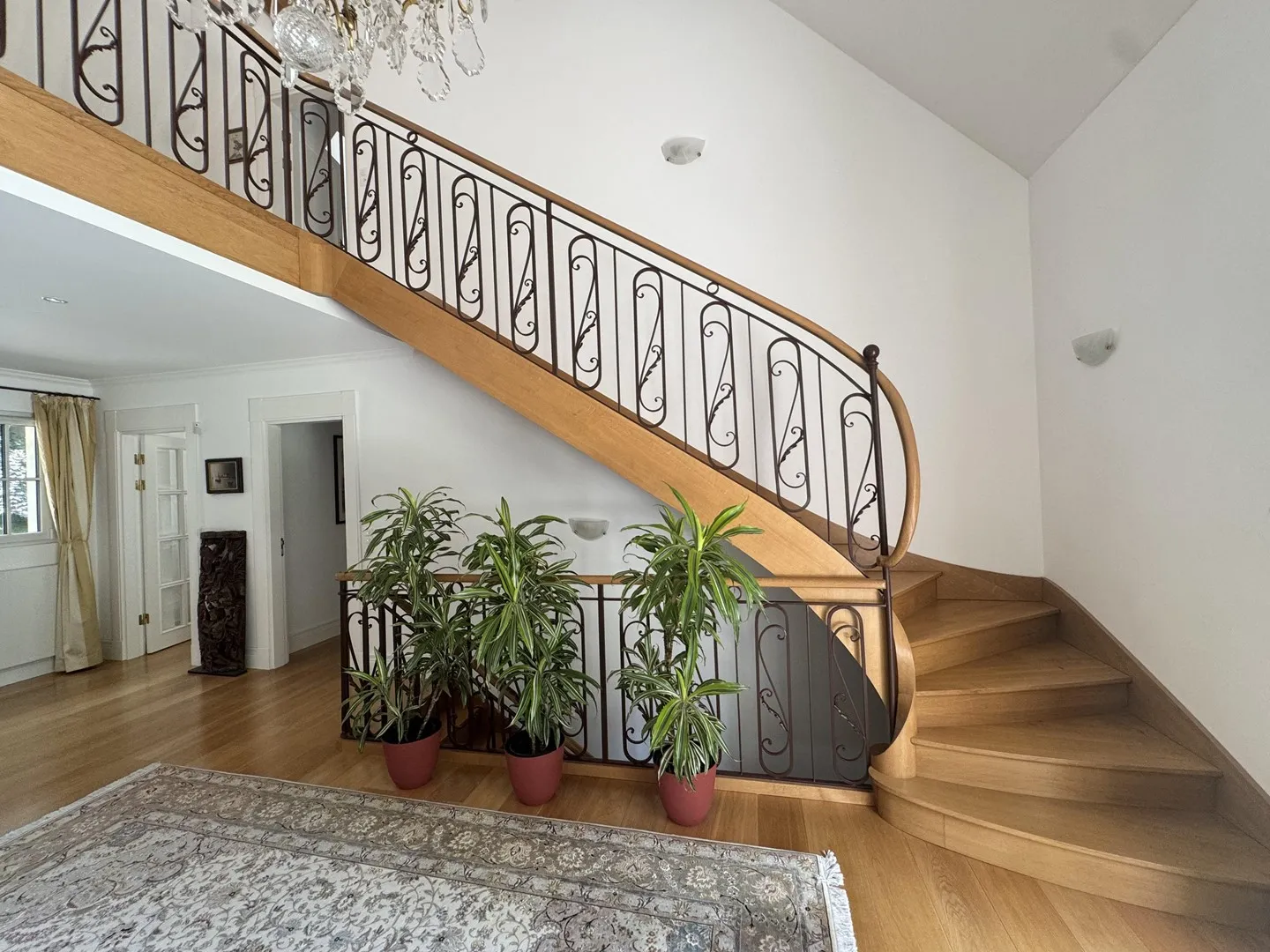 Elegant Lakeside Villa - Photo 7 of 8