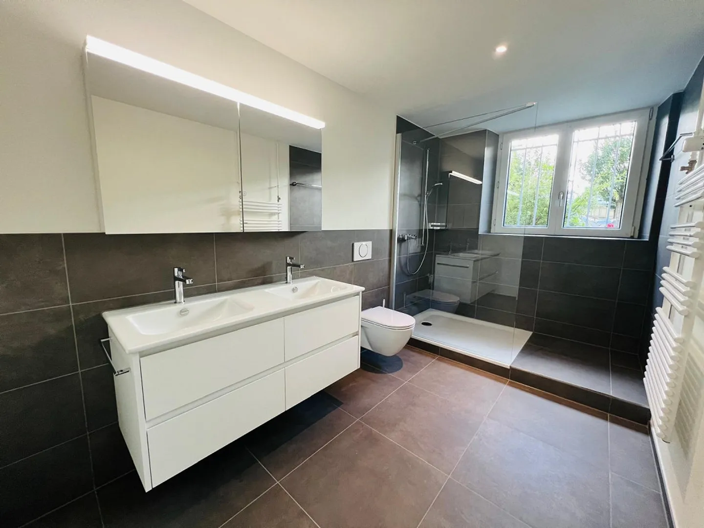 SPACIOUS APARTMENT WITH CHARM & SUNSHINE - Photo 8 of 10