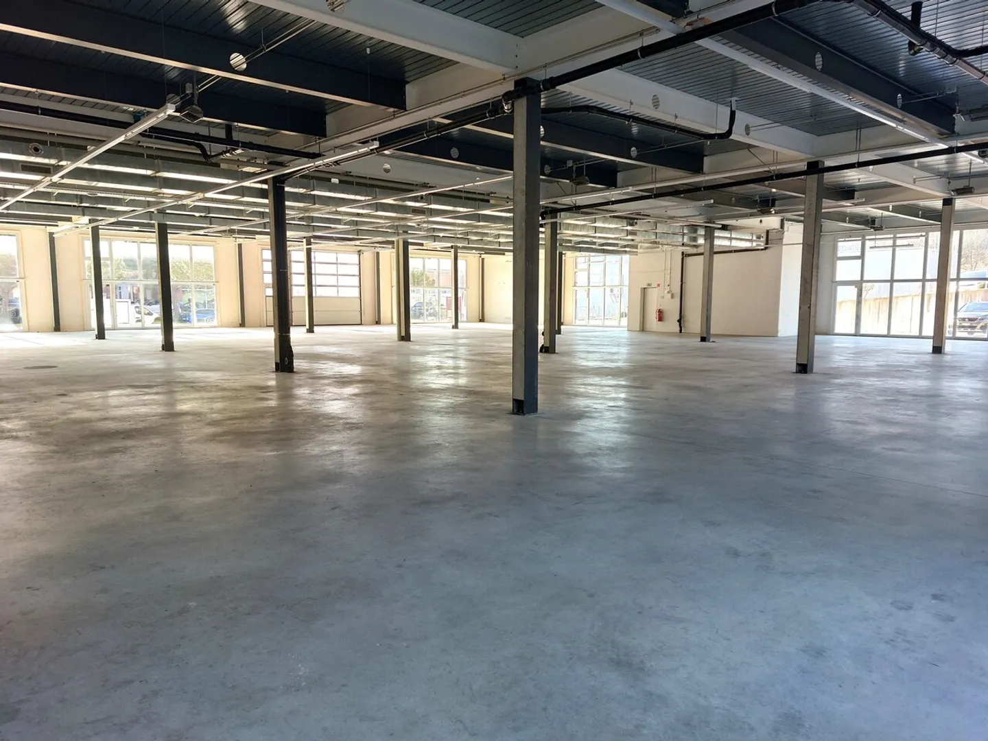 Workshop 1176m2 /office 560m2 - Truck/van access - Near highway - Photo 2 of 8