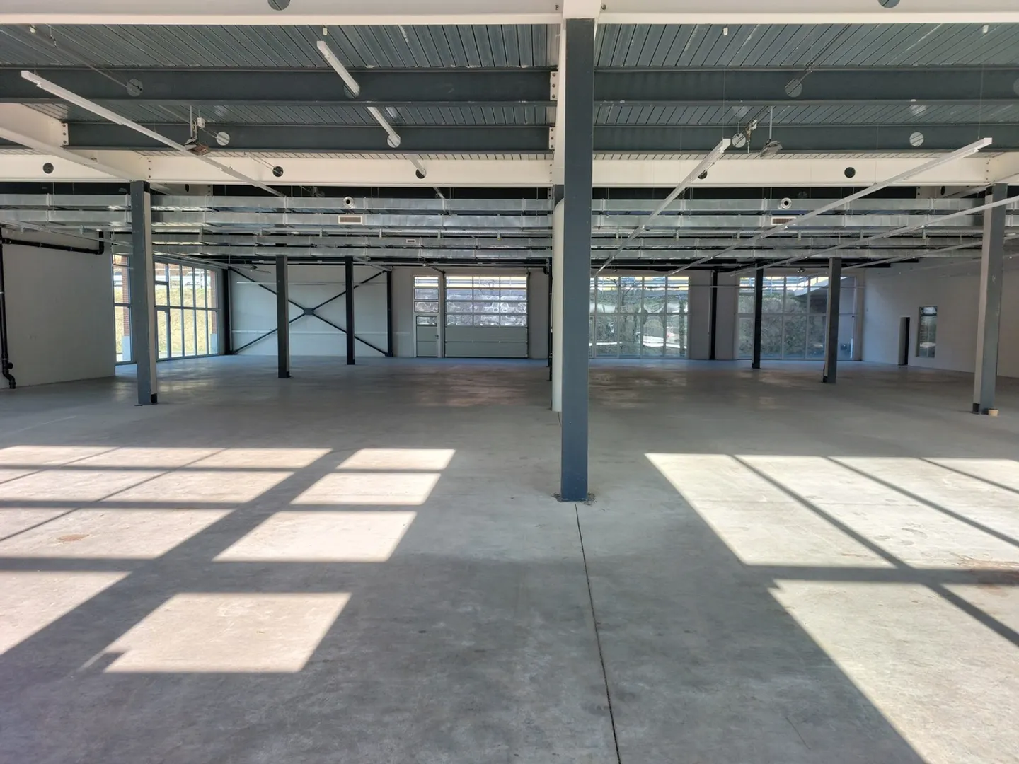 Workshop 1176m2 /office 560m2 - Truck/van access - Near highway - Photo 4 of 8