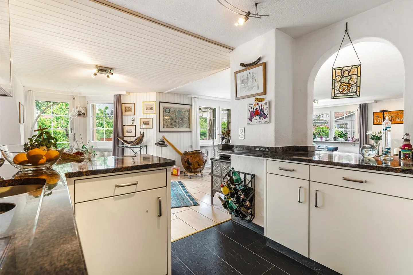 Charming and Versatile Apartment - Photo 3 of 9