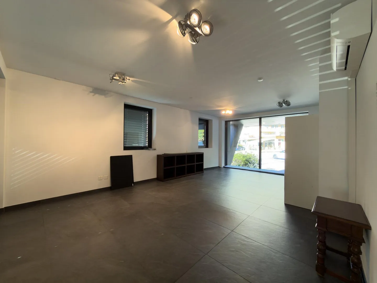 Open space office in Massagno with street-facing windows and 3 parking spaces - Photo 2 of 7