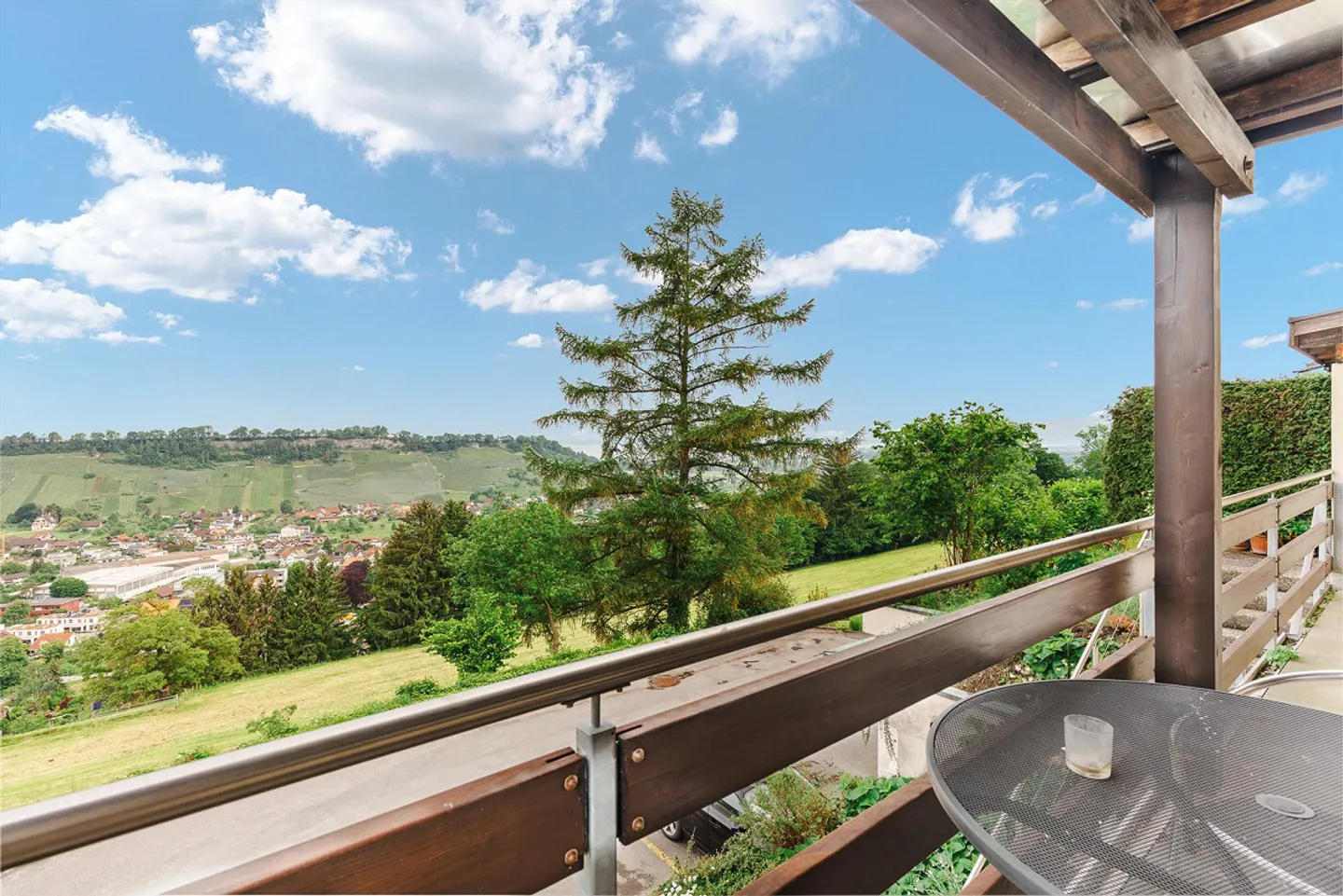 Charming and Versatile Apartment - Photo 4 of 9