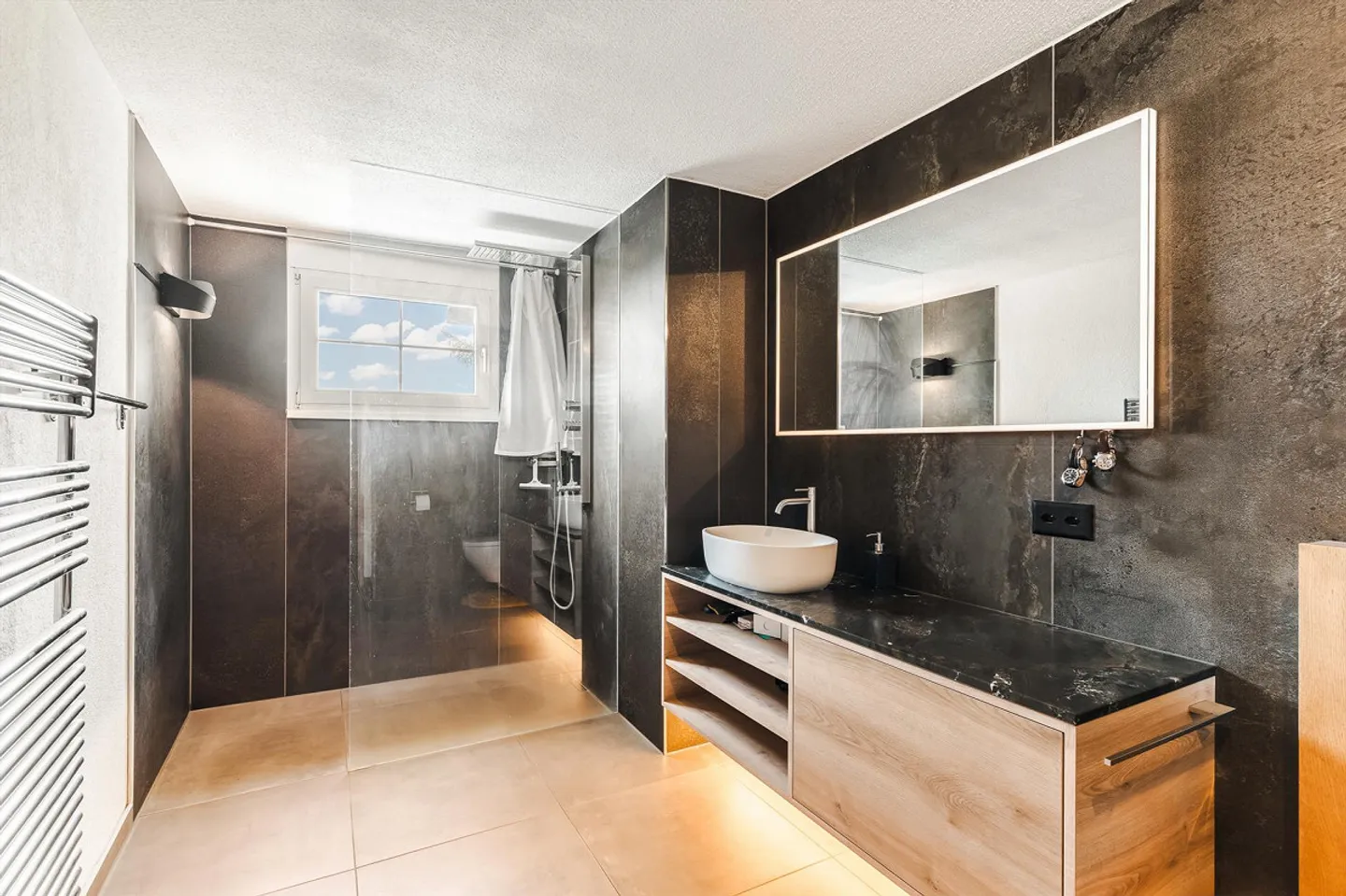 Charming and Versatile Apartment - Photo 7 of 9