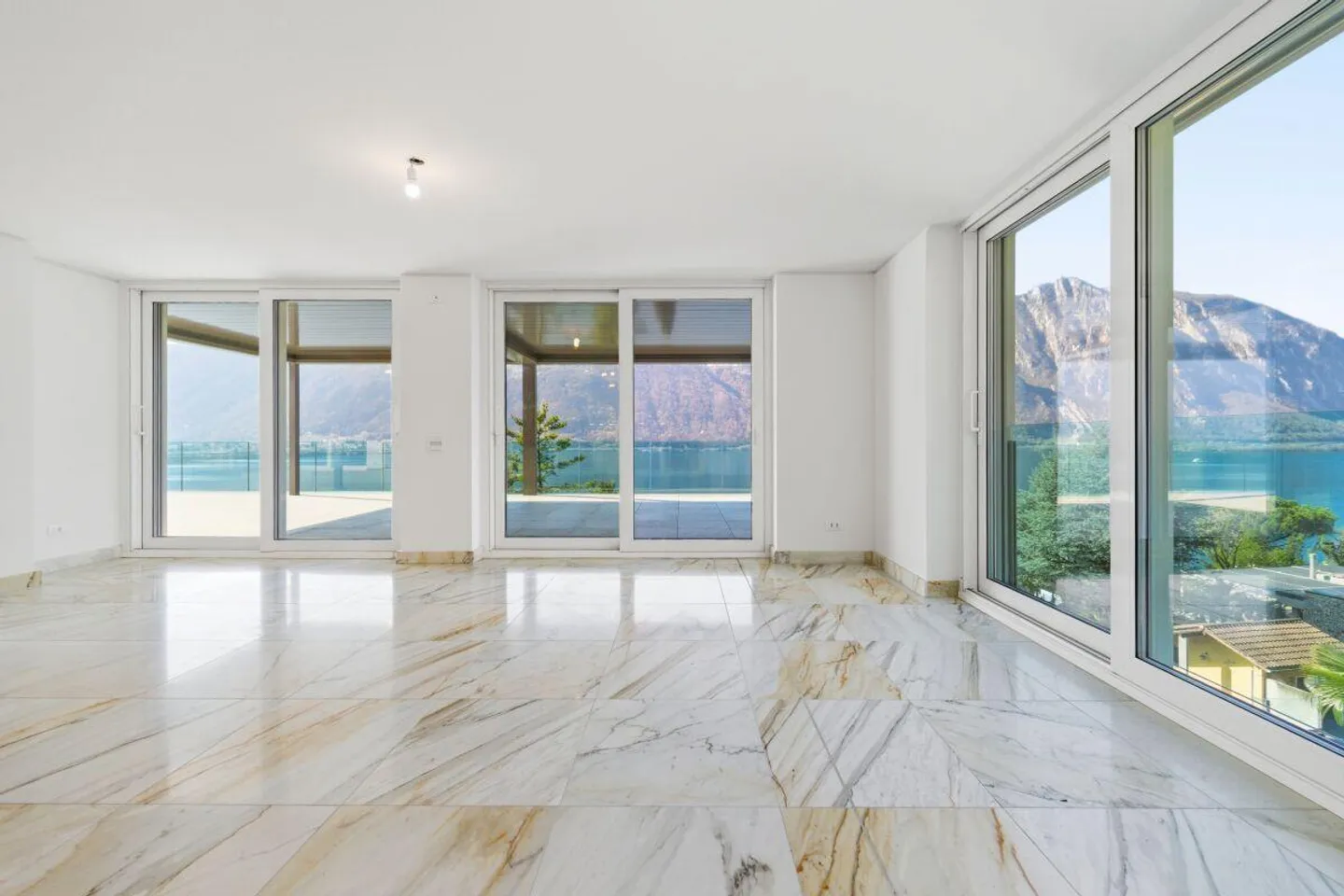 Ceresio Residence 52: penthouse with large panoramic terrace - Photo 4 of 14