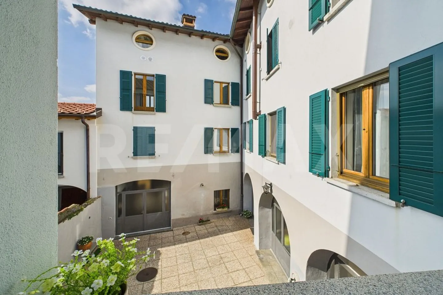 Proprietà di rendimento attraente: Casa plurifamiliare 10x residenziale, 1x commerciale + Cortile privato - Foto 1 di 10