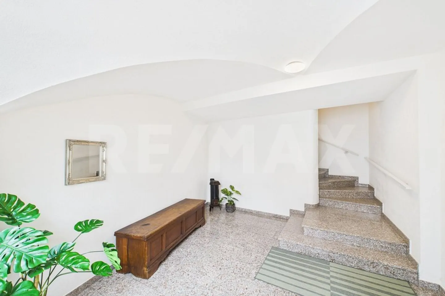 Proprietà di rendimento attraente: Casa plurifamiliare 10x residenziale, 1x commerciale + Cortile privato - Foto 4 di 10